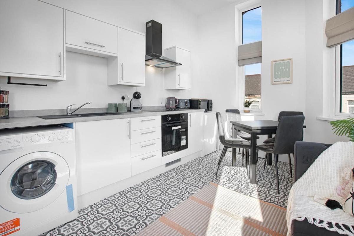 The Family Nest – 3-Bed Apartment with Parking