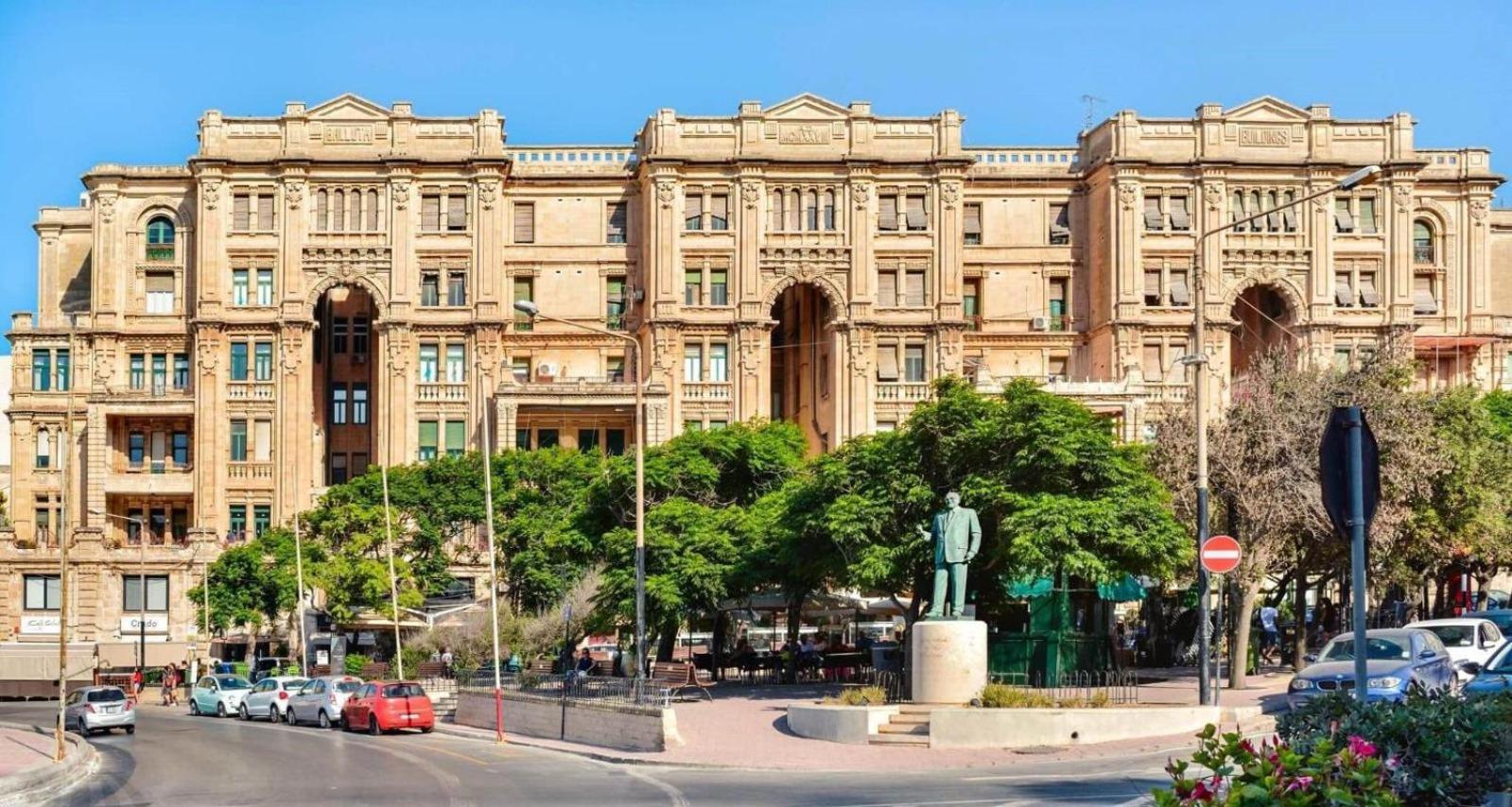 Historic Seafront Maisonette in Balluta Buildings