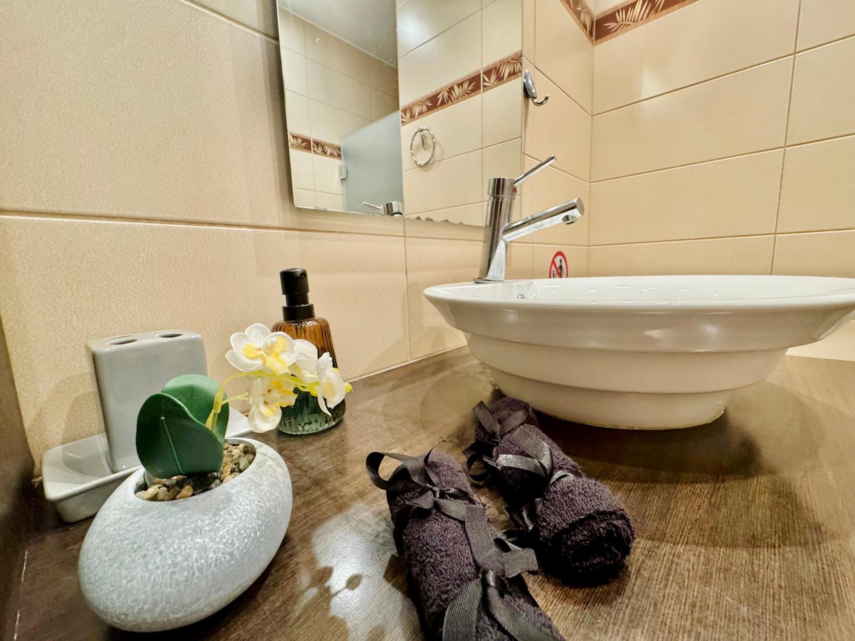 Marina Zeas Spacious Two Bedroom Apartment