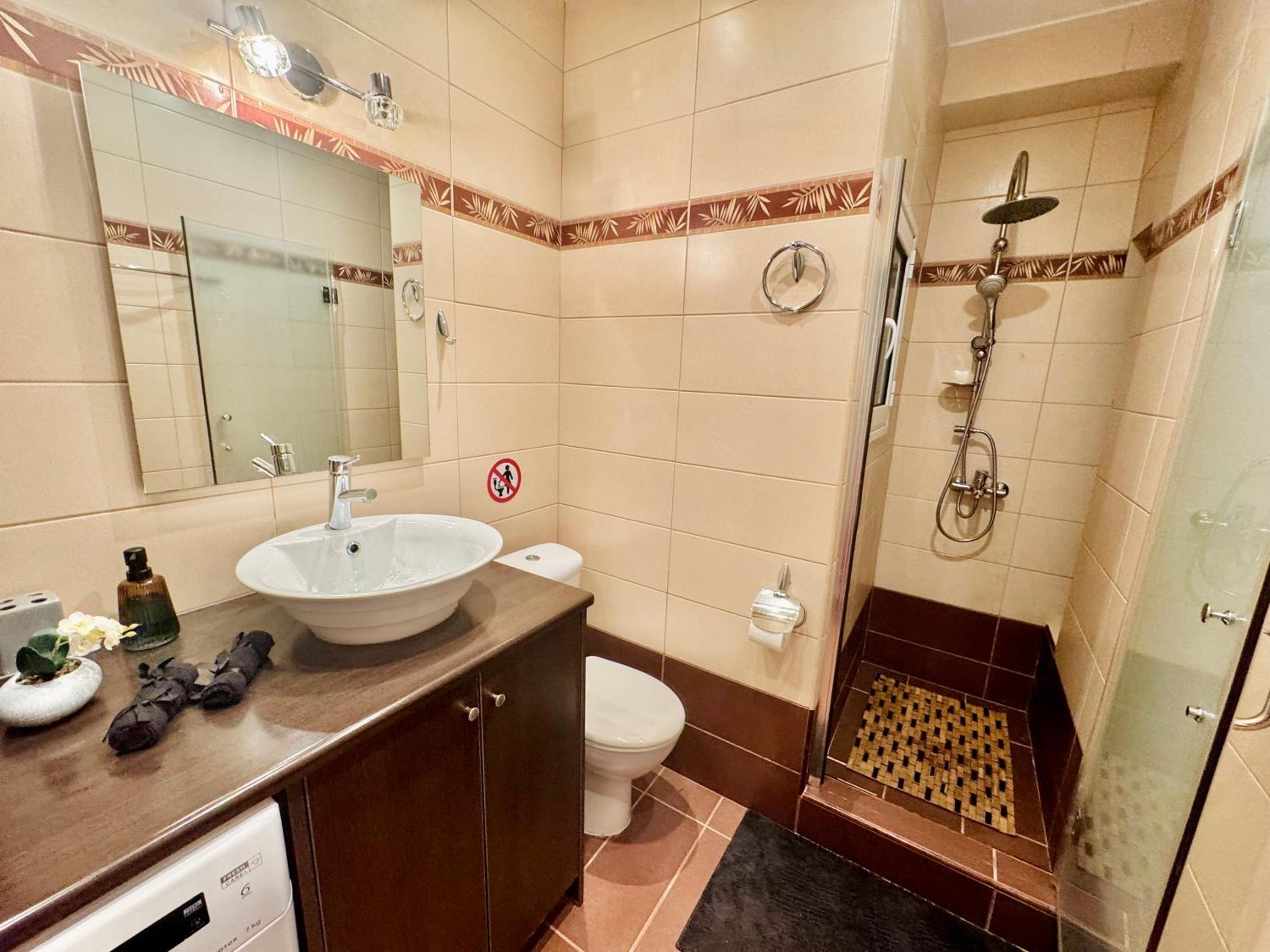 Marina Zeas Spacious Two Bedroom Apartment
