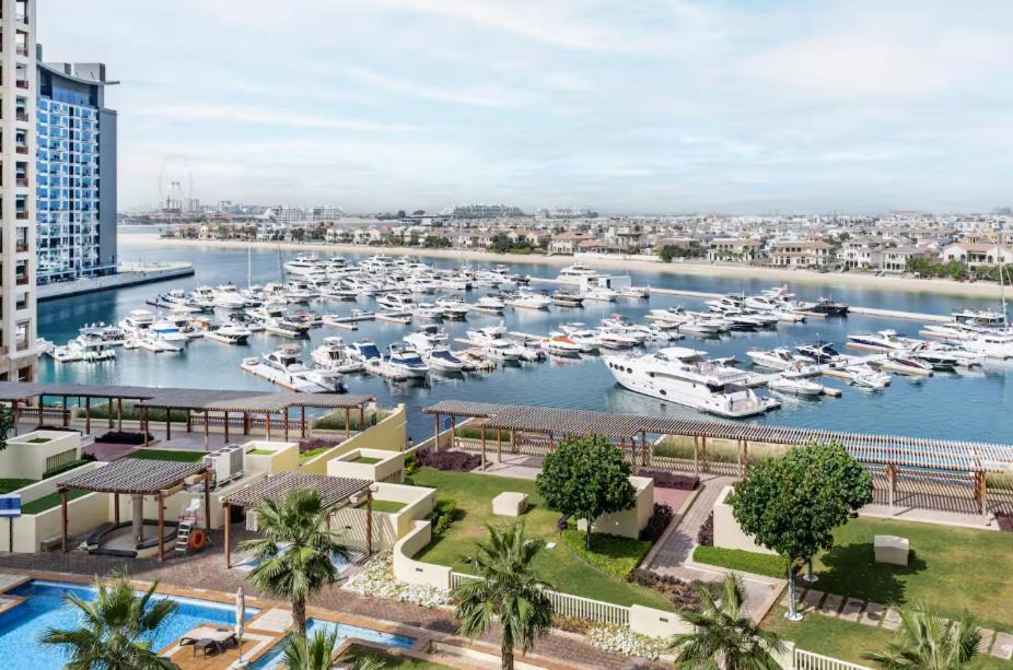 PJ- Premium Palm Jumeirah Apartment - Beachfront, Pool & Balcony
