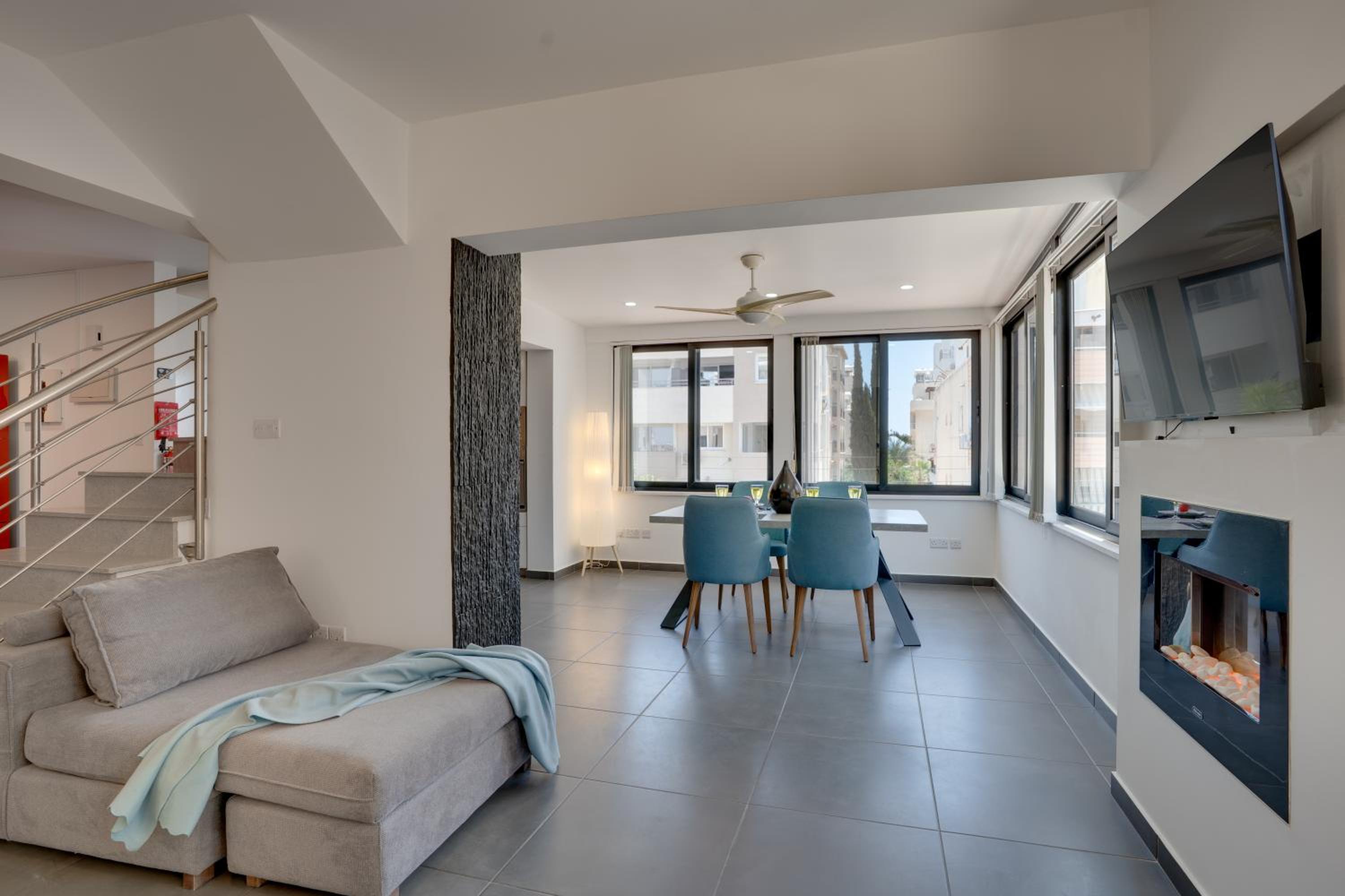 Makenzy Star 2bd duplex 300m from beach