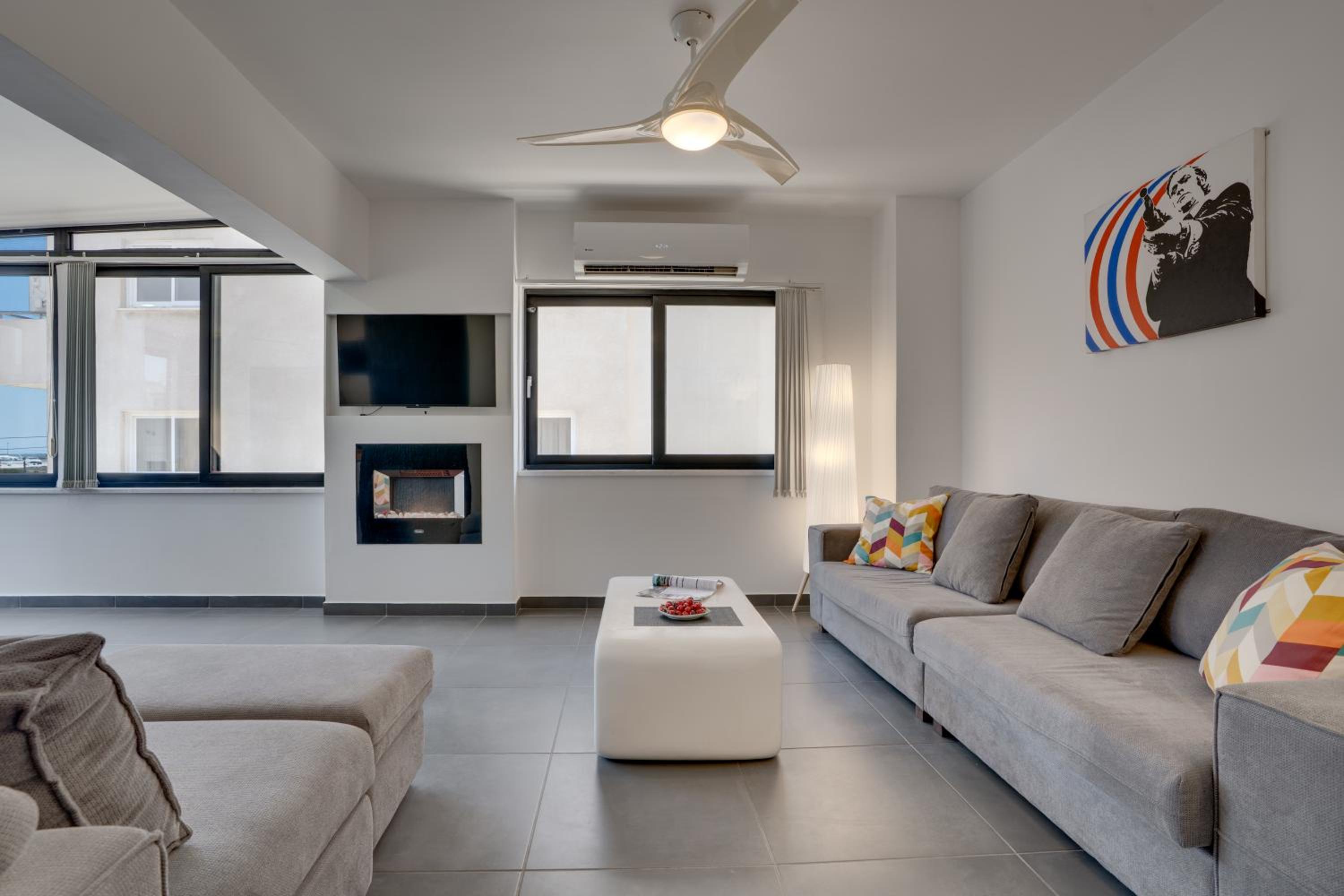 Makenzy Star 2bd duplex 300m from beach