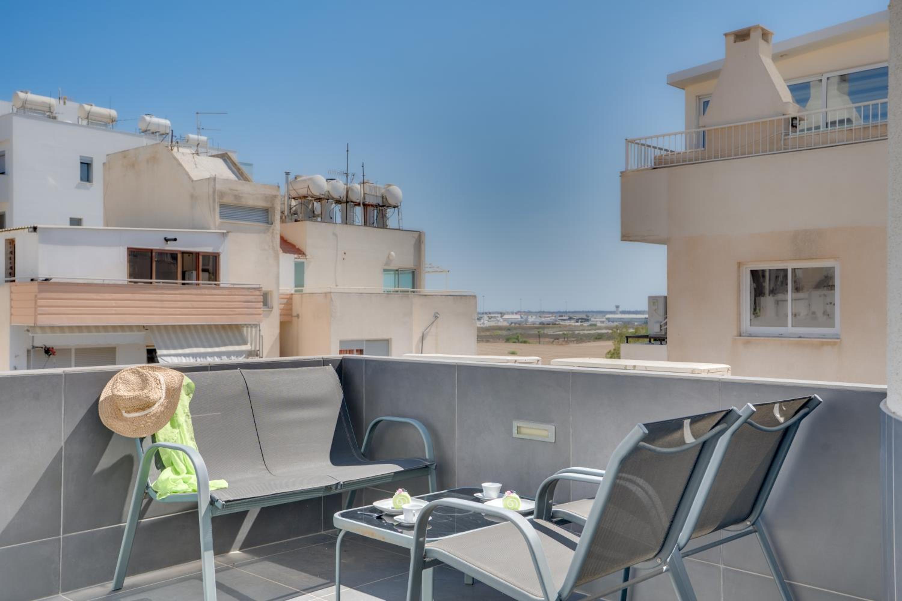 Makenzy Star 2bd duplex 300m from beach