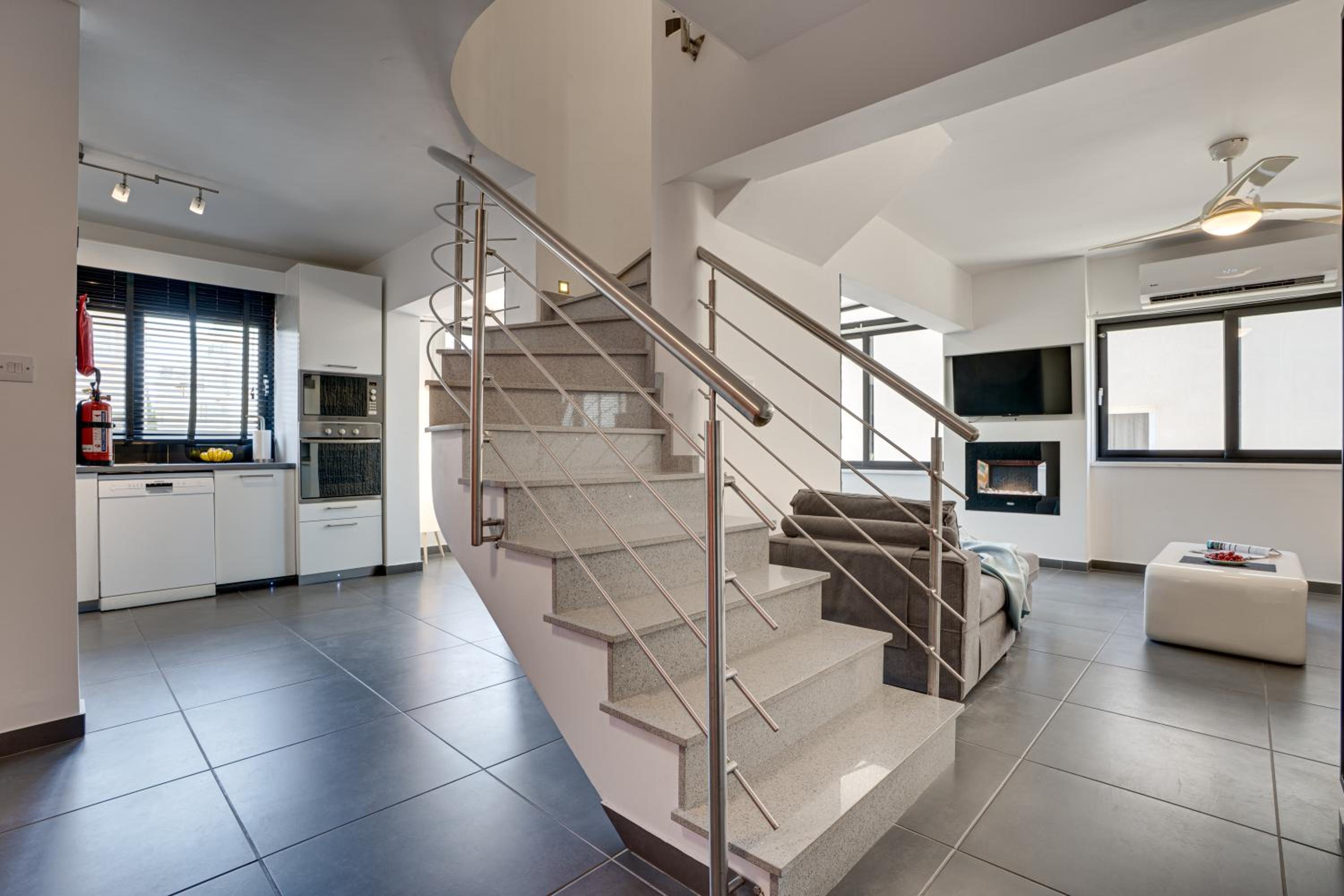 Makenzy Star 2bd duplex 300m from beach