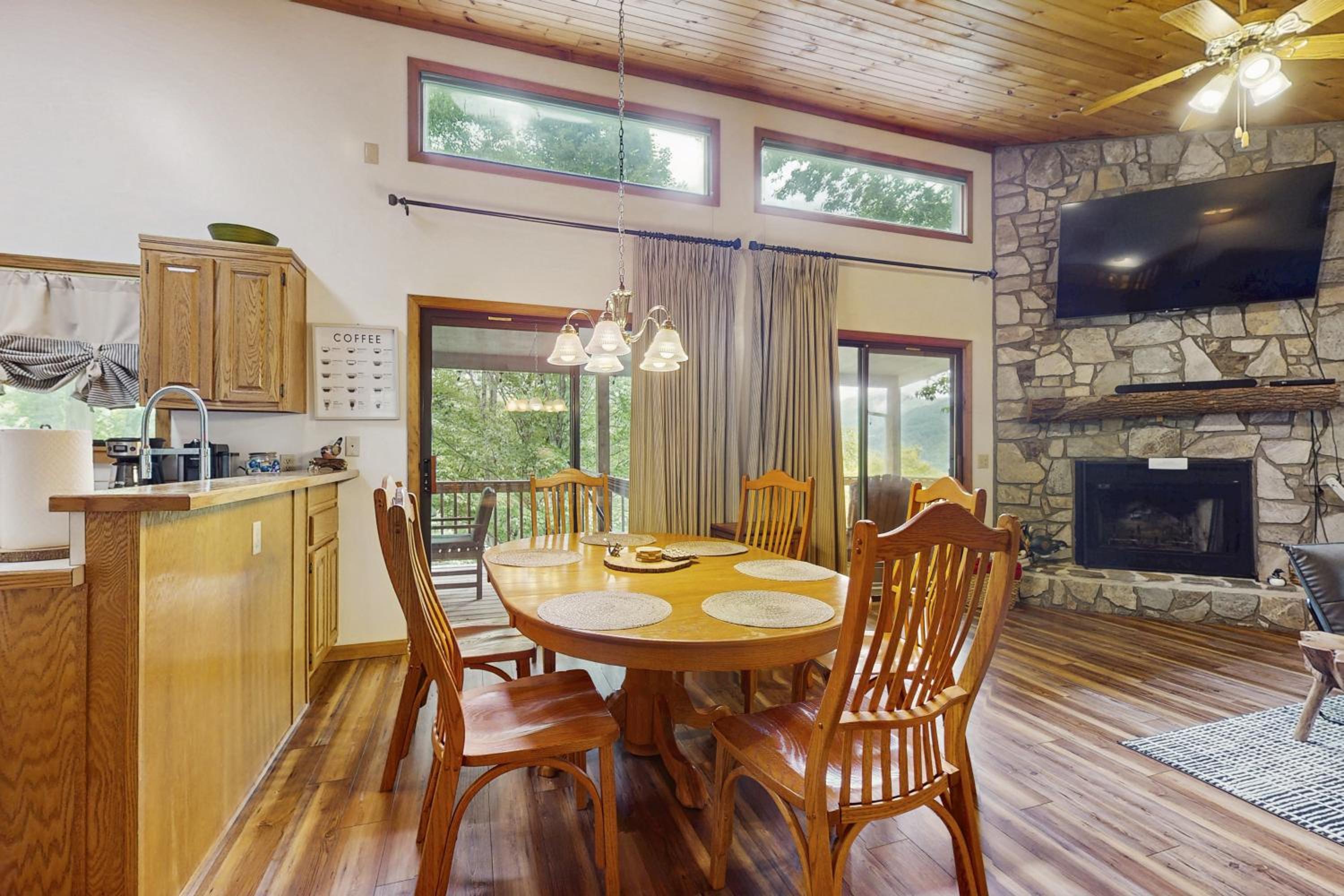 Mtn-View Deck! Maggie Valley Cabin, 8 Mi to Skiing
