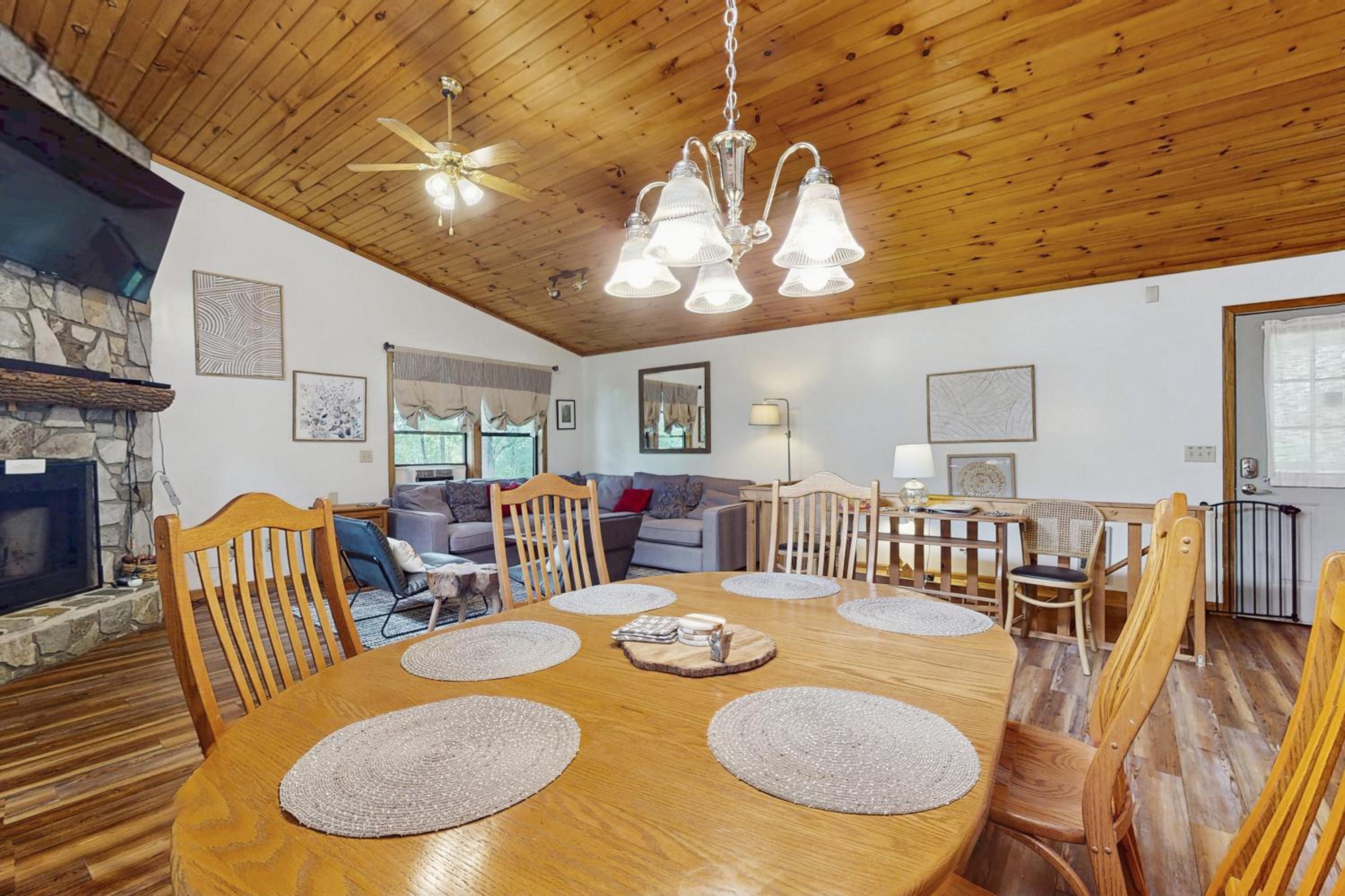 Mtn-View Deck! Maggie Valley Cabin, 8 Mi to Skiing