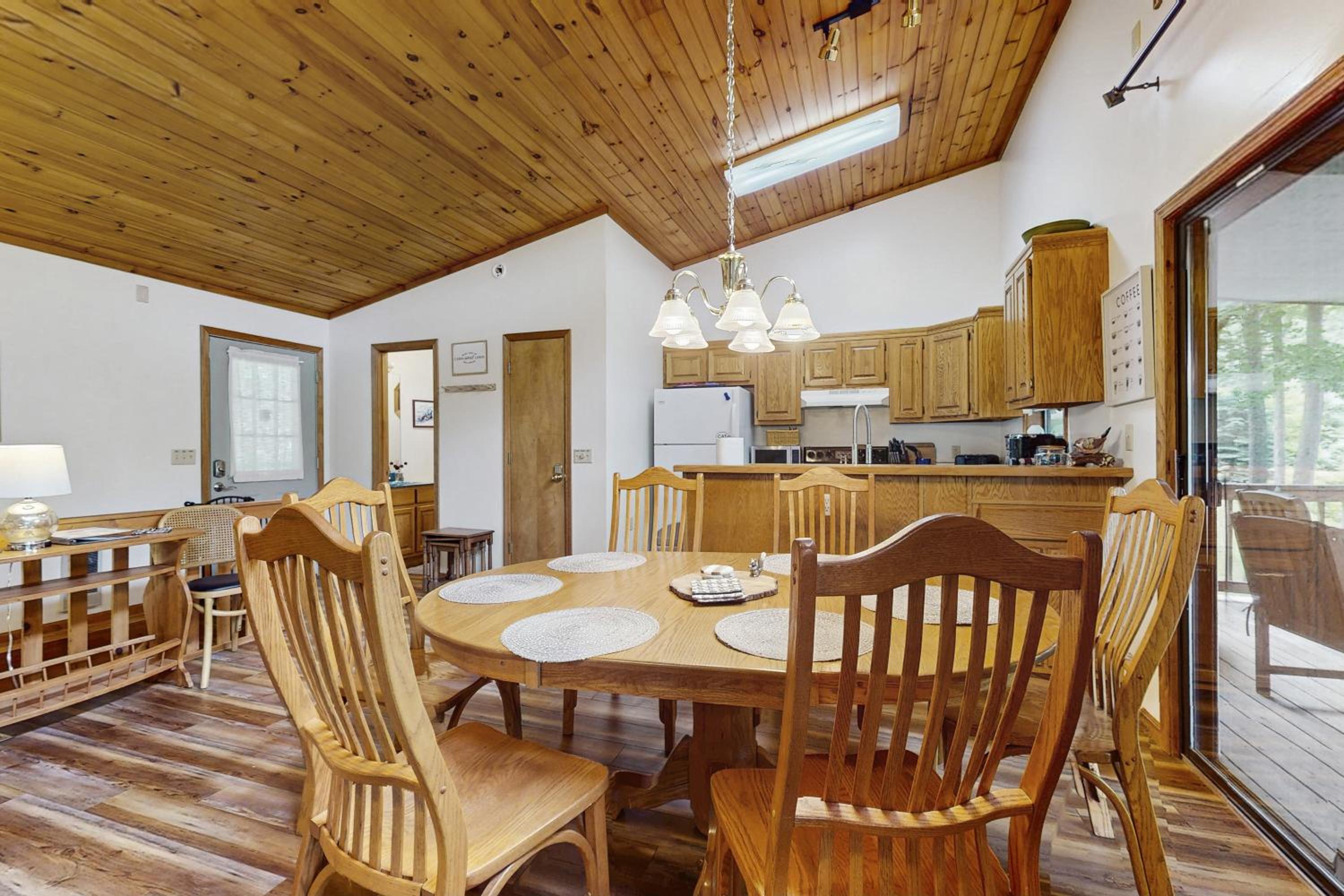 Mtn-View Deck! Maggie Valley Cabin, 8 Mi to Skiing