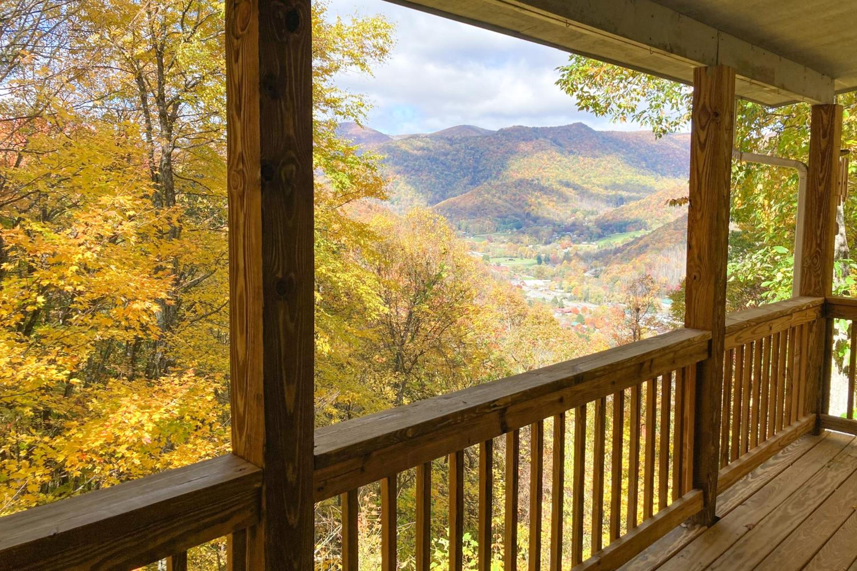Mtn-View Deck! Maggie Valley Cabin, 8 Mi to Skiing