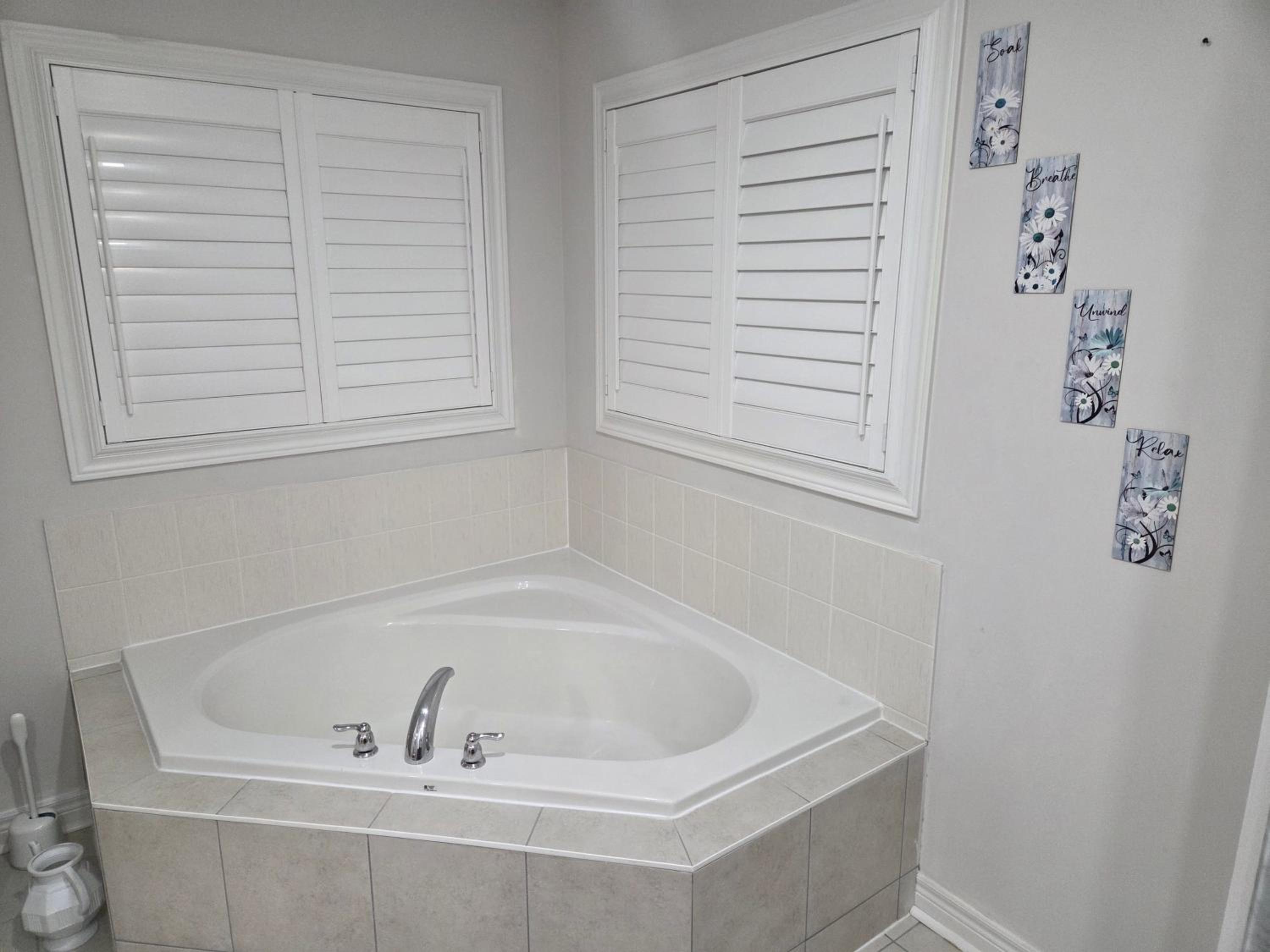 Four Bedroom Spacious House with Parking in Milton, Ontario