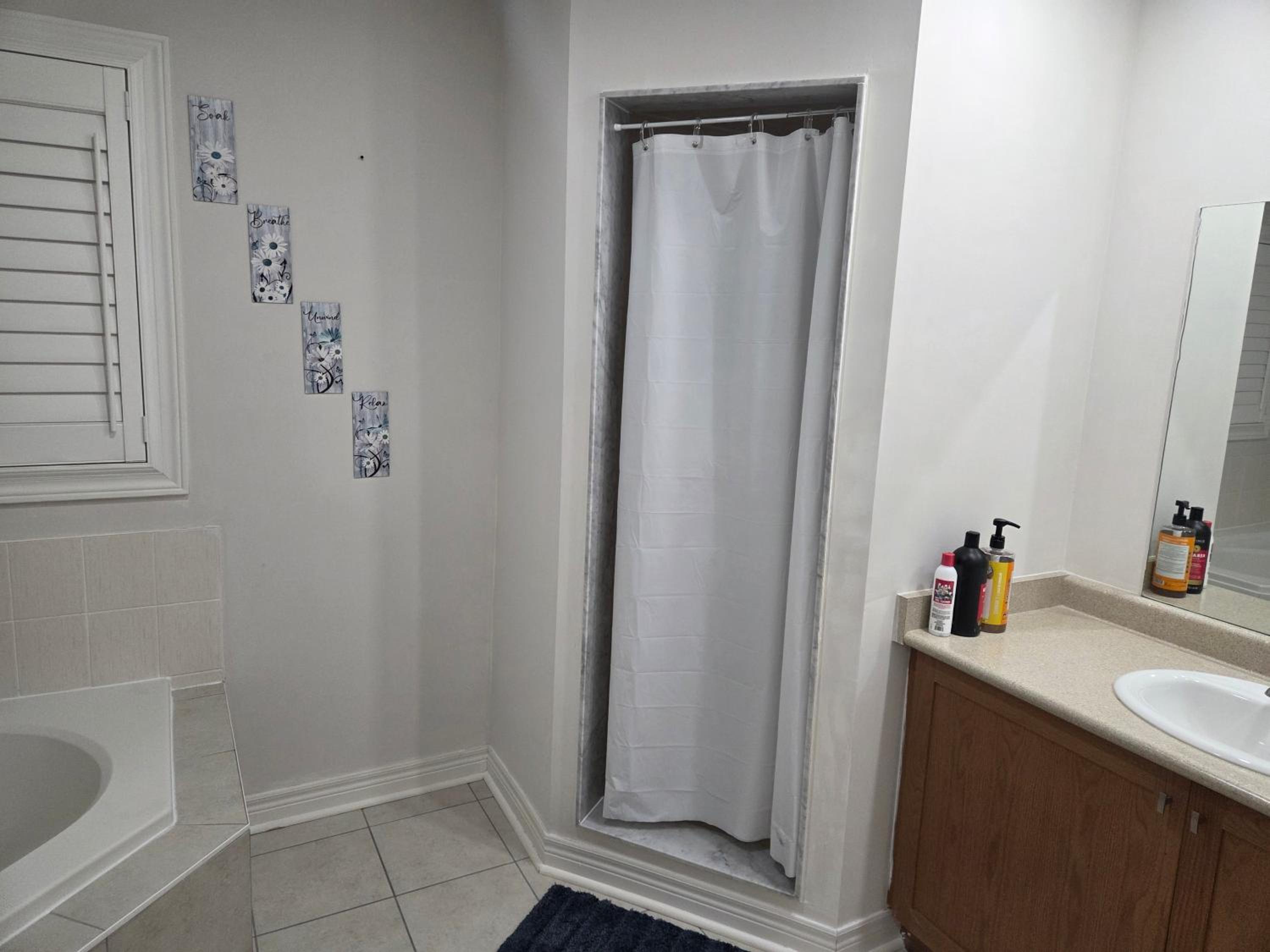 Four Bedroom Spacious House with Parking in Milton, Ontario