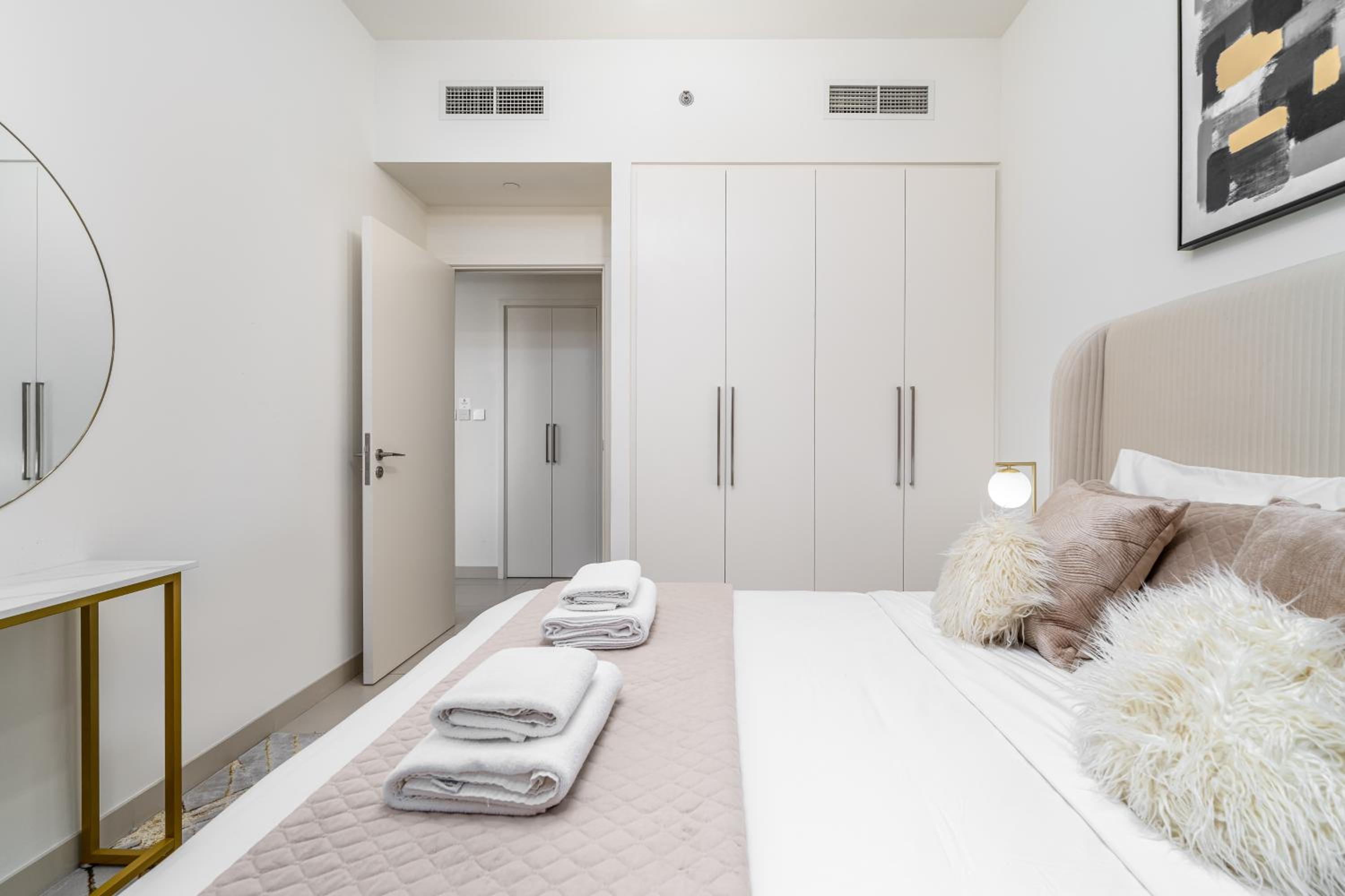 Luxury 1 Bedroom Apartment with partial Burj Khalifa View by Delujo Stays