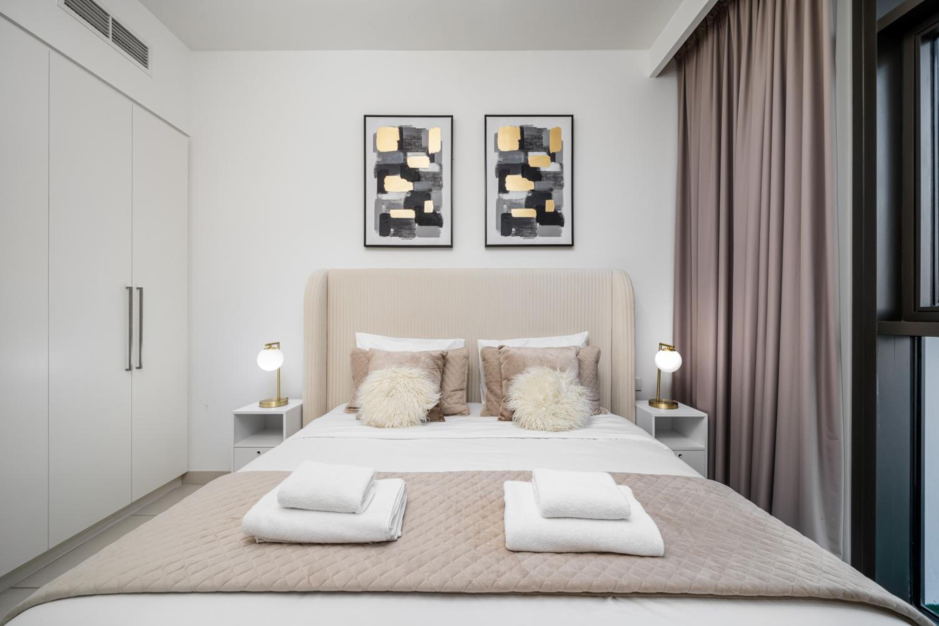 Luxury 1 Bedroom Apartment with partial Burj Khalifa View by Delujo Stays