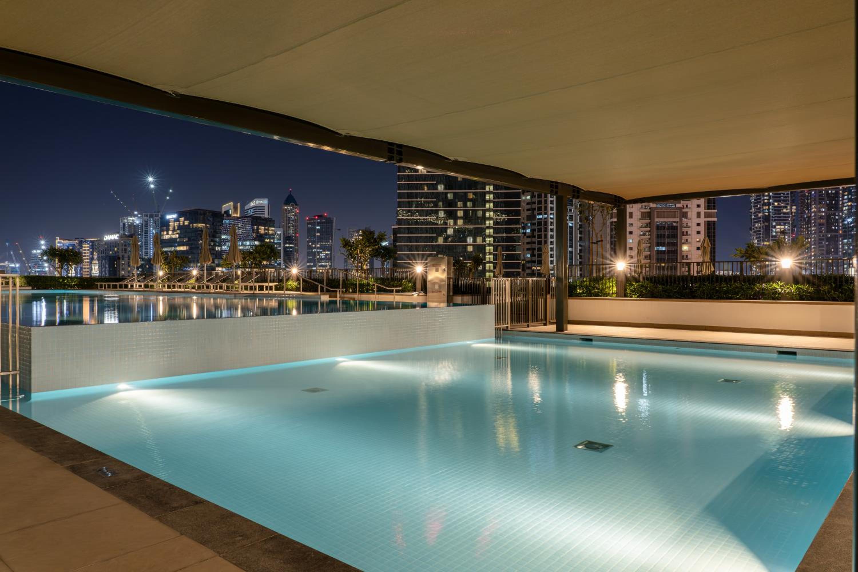 Luxury 1 Bedroom Apartment with partial Burj Khalifa View by Delujo Stays