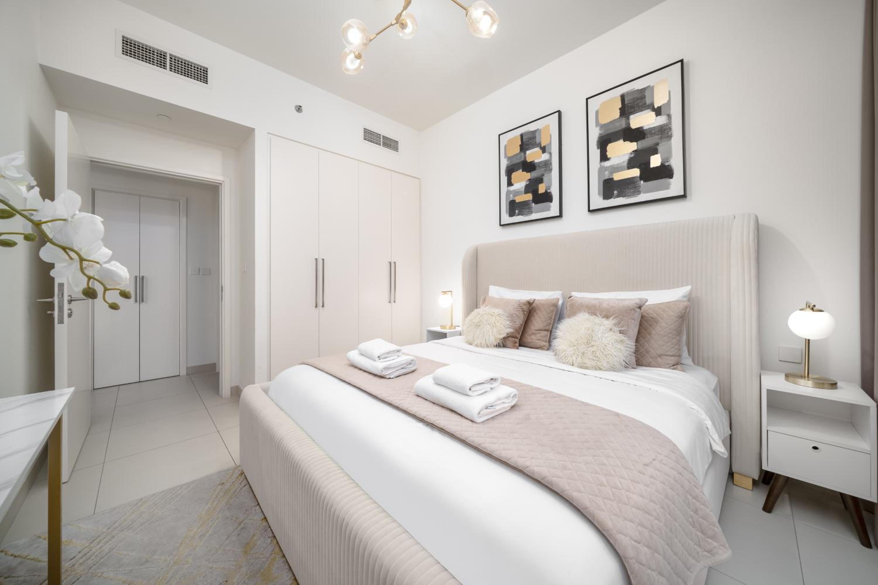 Luxury 1 Bedroom Apartment with partial Burj Khalifa View by Delujo Stays