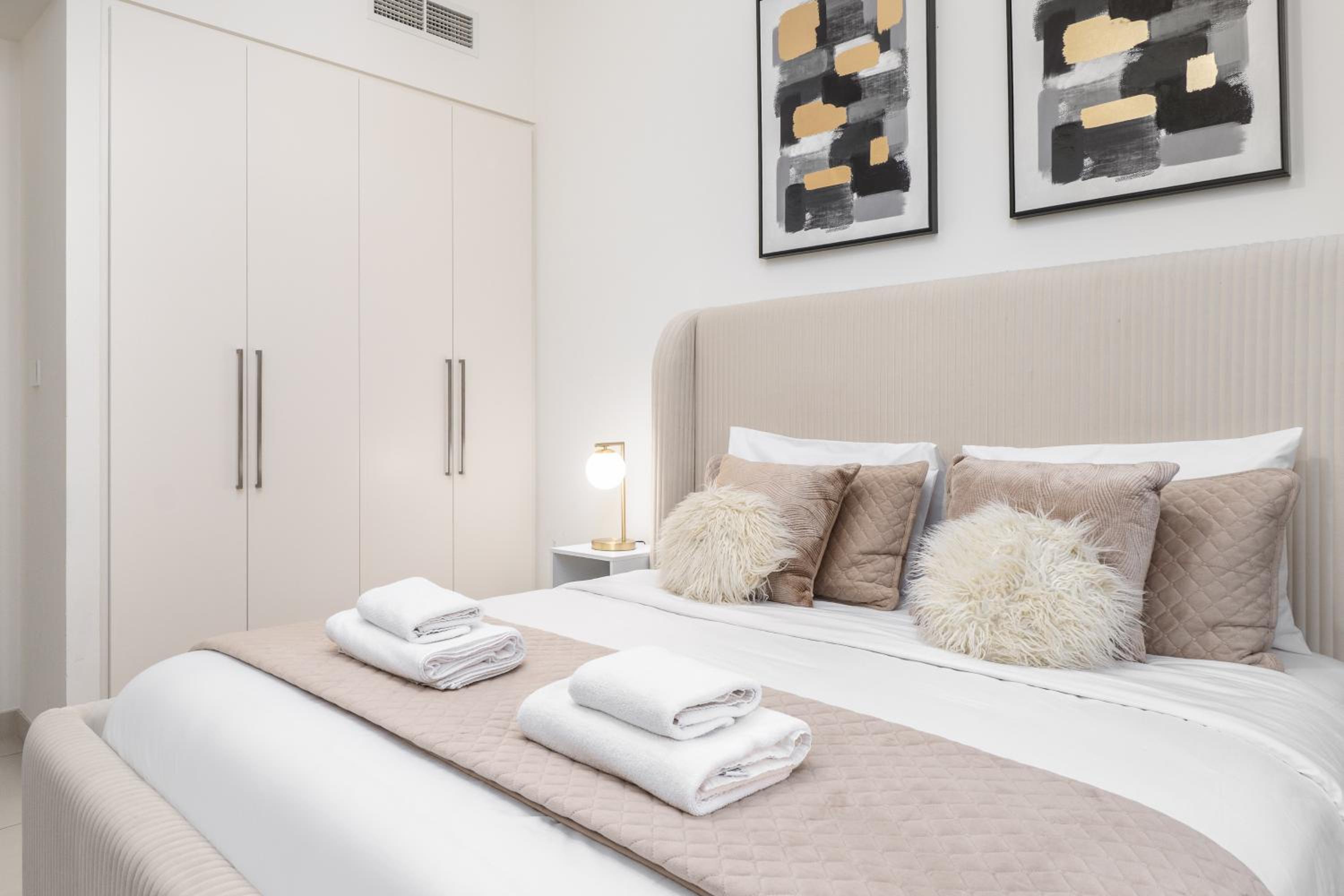 Luxury 1 Bedroom Apartment with partial Burj Khalifa View by Delujo Stays