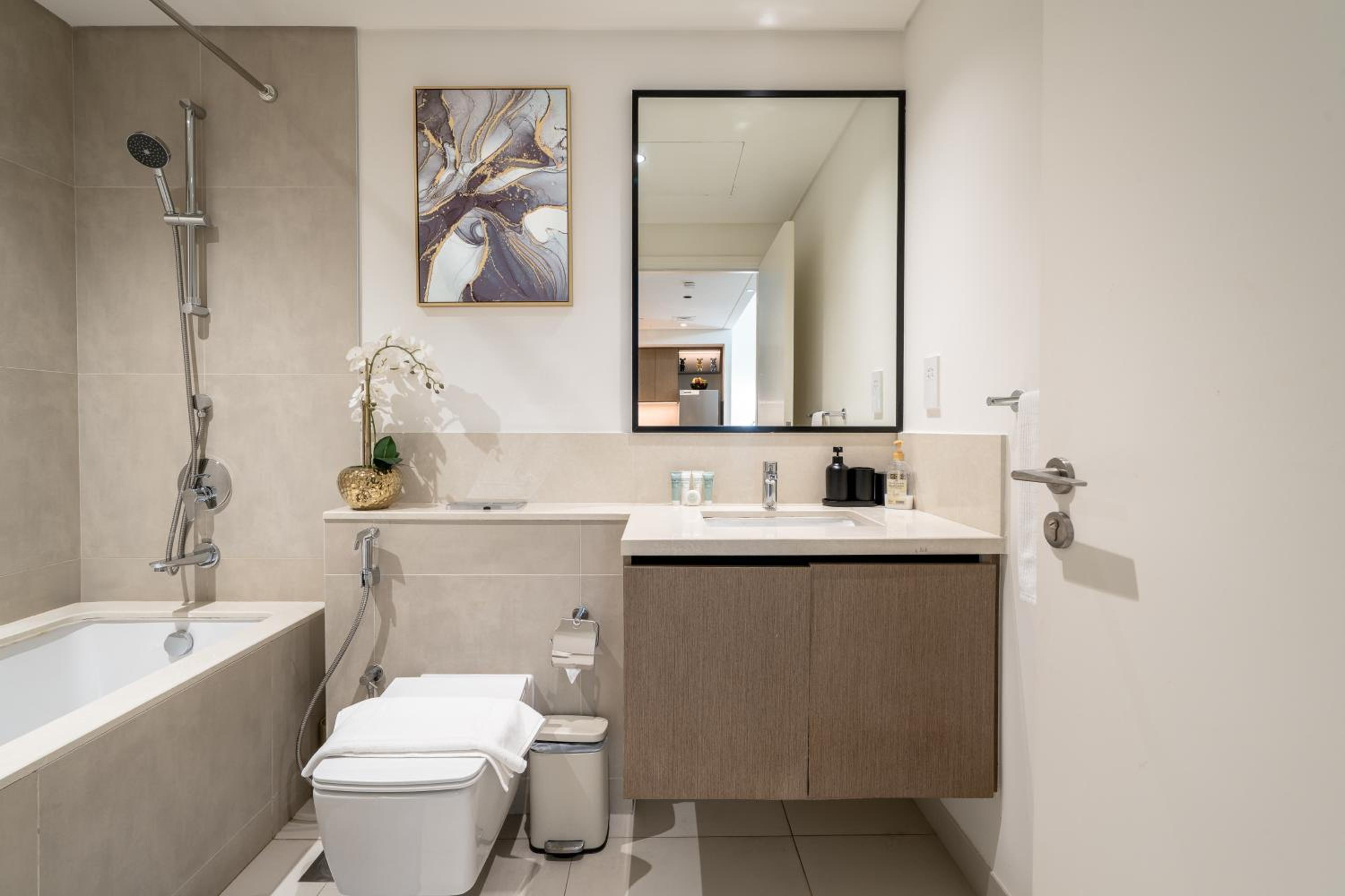 Luxury 1 Bedroom Apartment with partial Burj Khalifa View by Delujo Stays