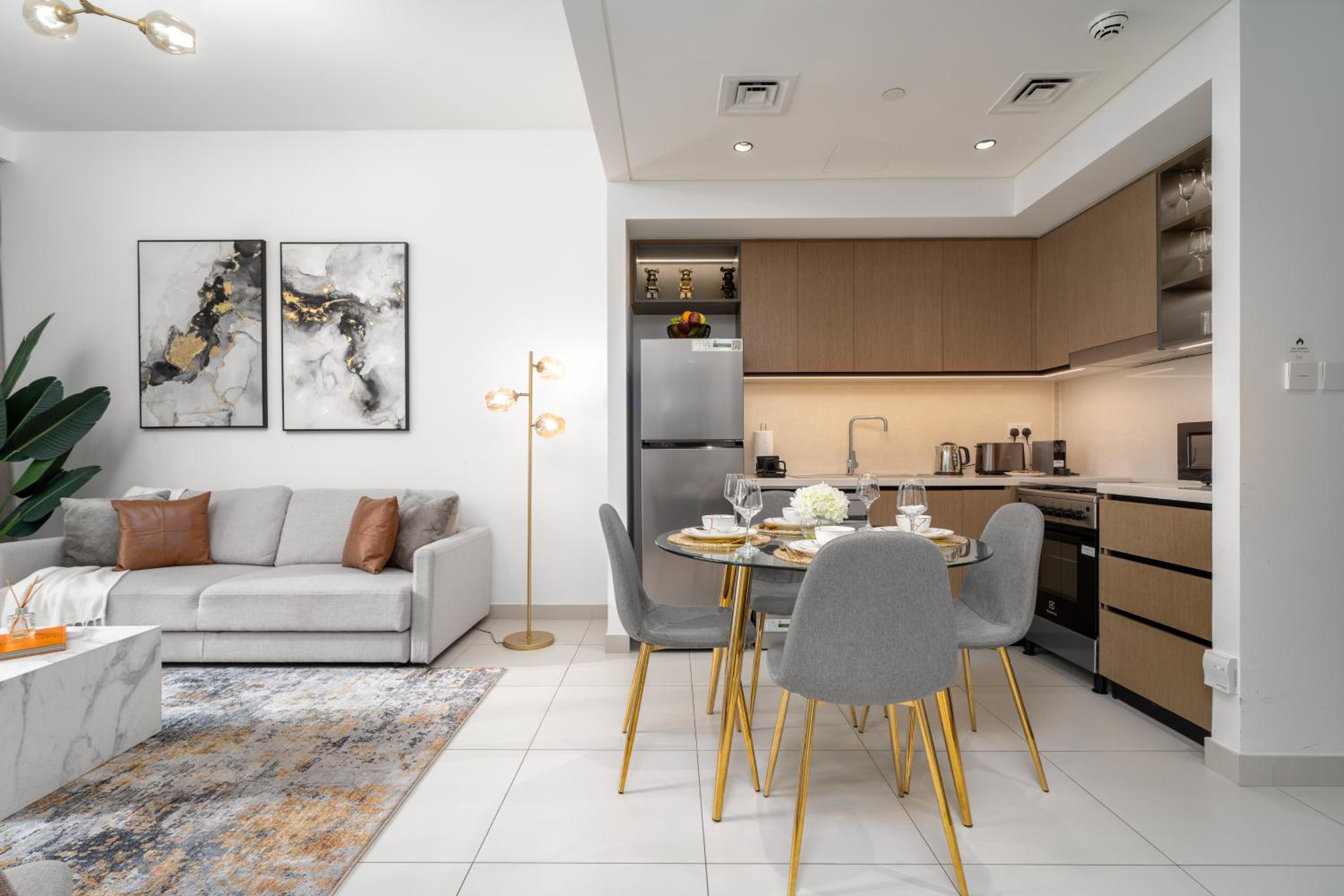 Luxury 1 Bedroom Apartment with partial Burj Khalifa View by Delujo Stays