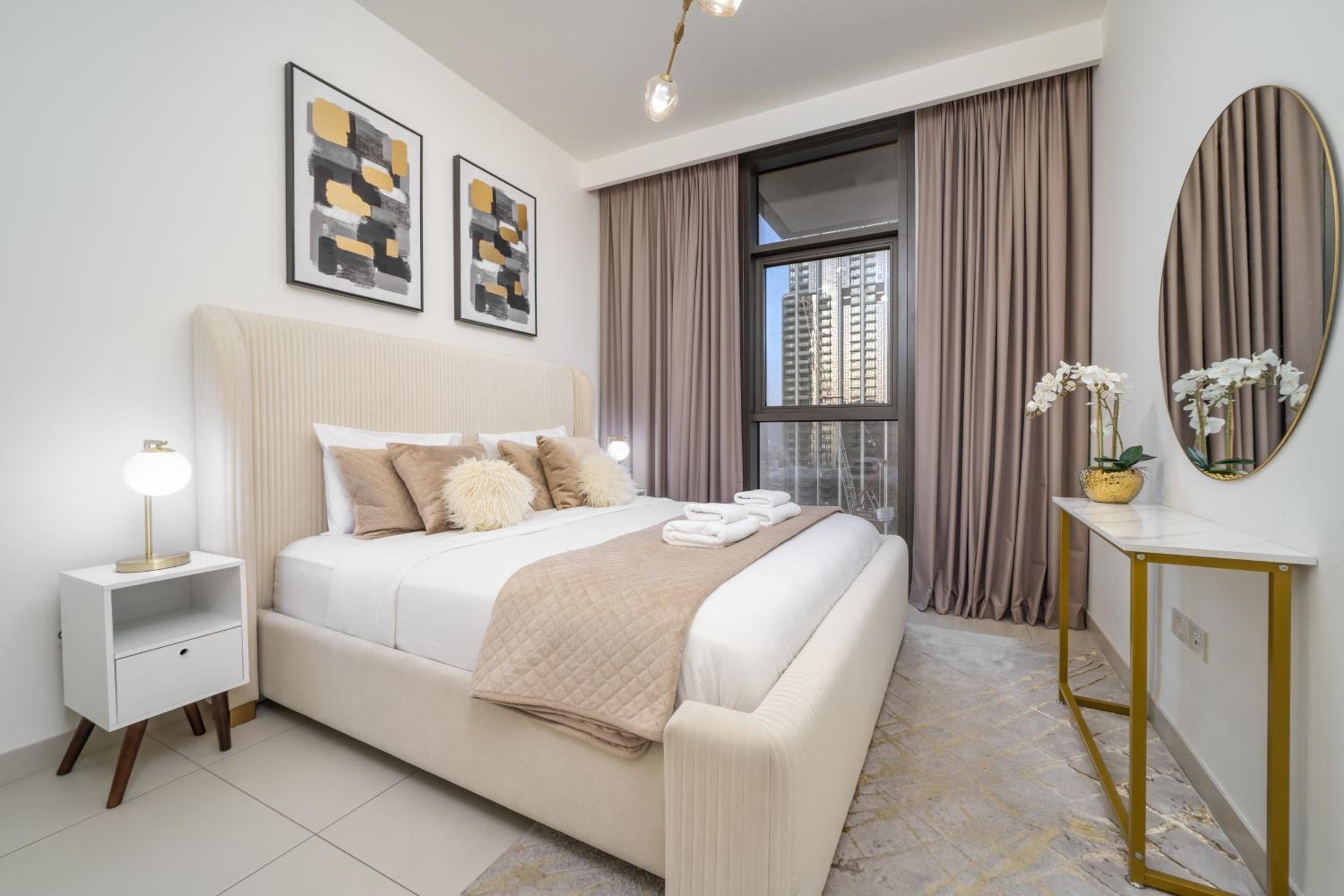Luxury 1 Bedroom Apartment with partial Burj Khalifa View by Delujo Stays