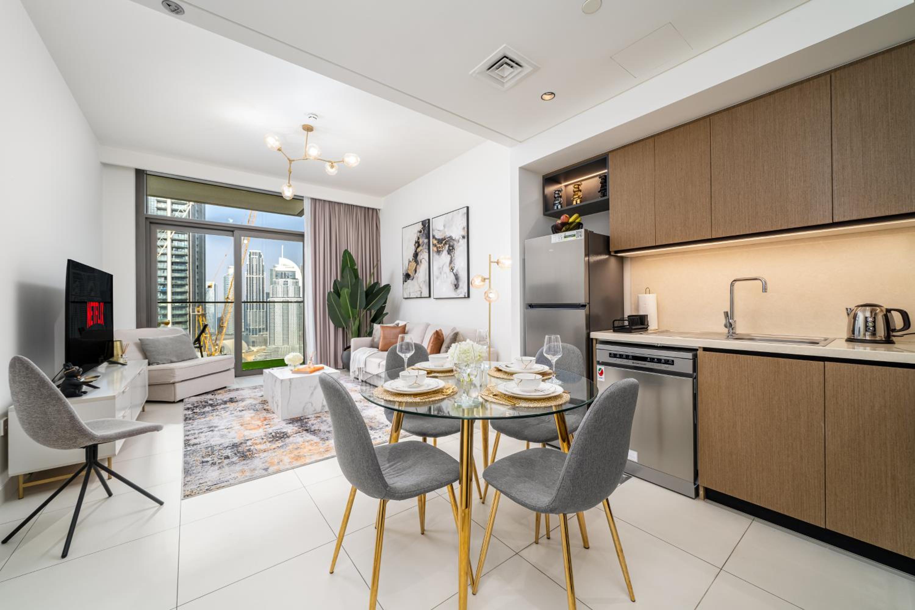 Luxury 1 Bedroom Apartment with partial Burj Khalifa View by Delujo Stays