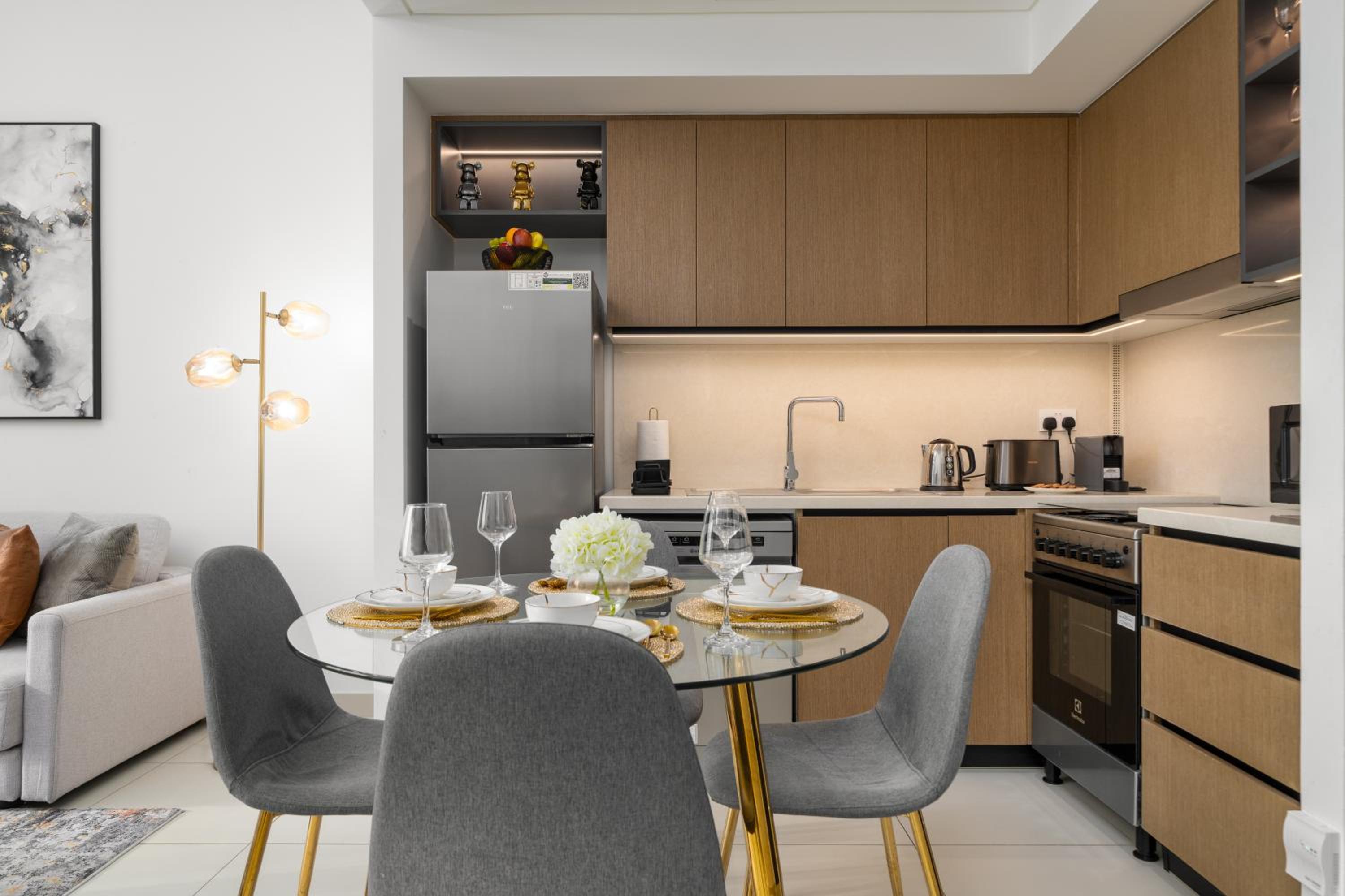 Luxury 1 Bedroom Apartment with partial Burj Khalifa View by Delujo Stays