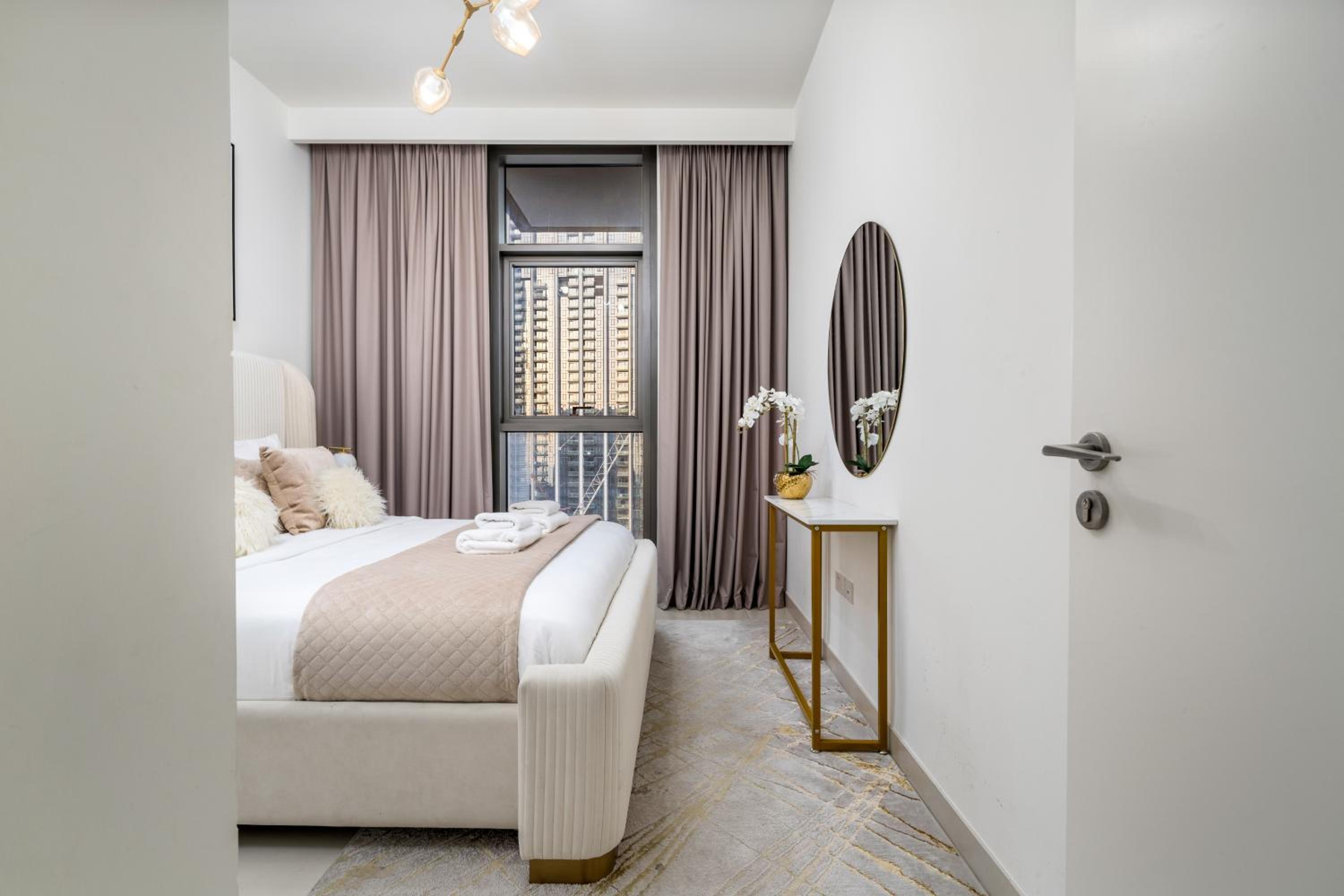 Luxury 1 Bedroom Apartment with partial Burj Khalifa View by Delujo Stays