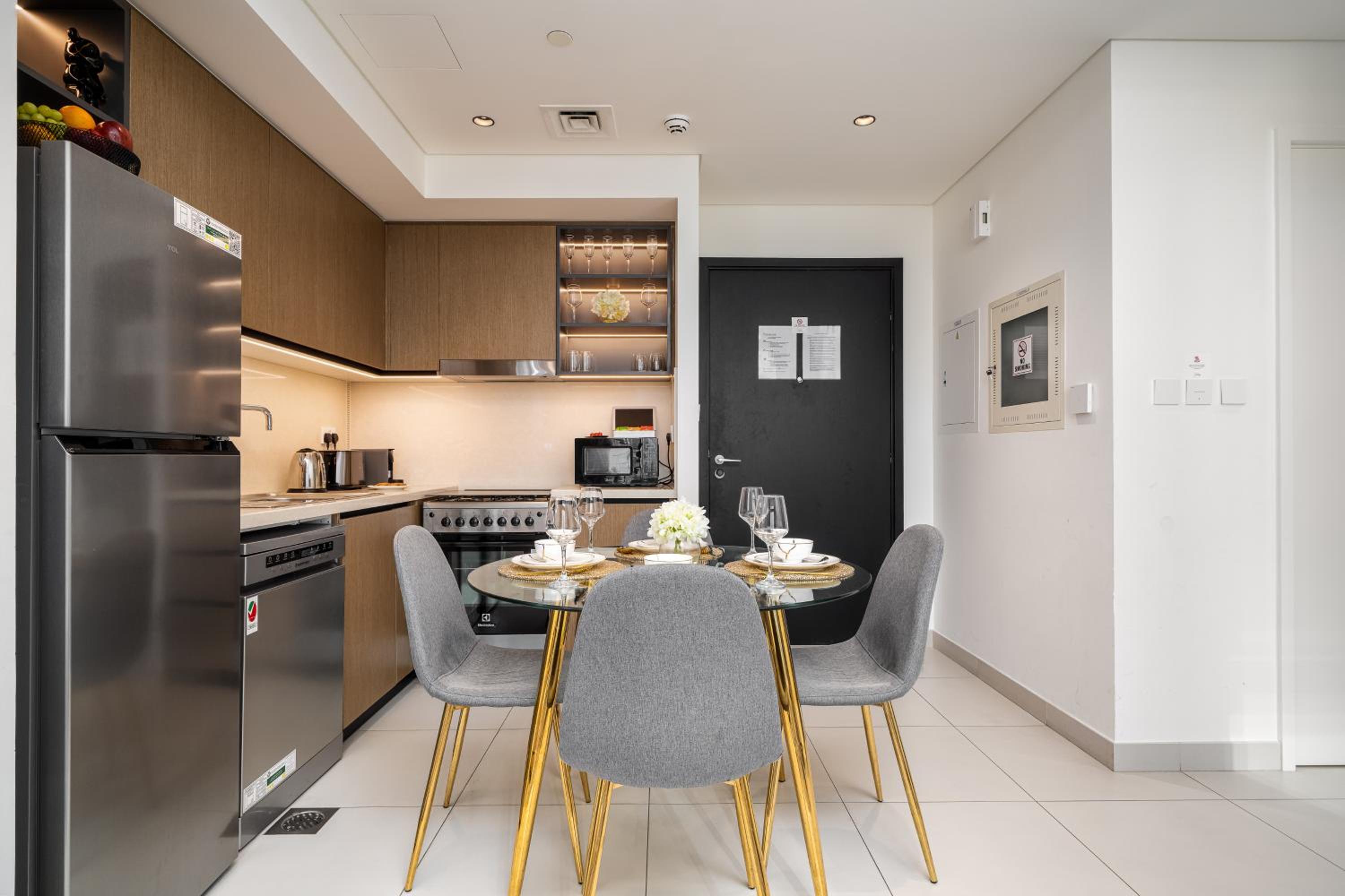 Luxury 1 Bedroom Apartment with partial Burj Khalifa View by Delujo Stays