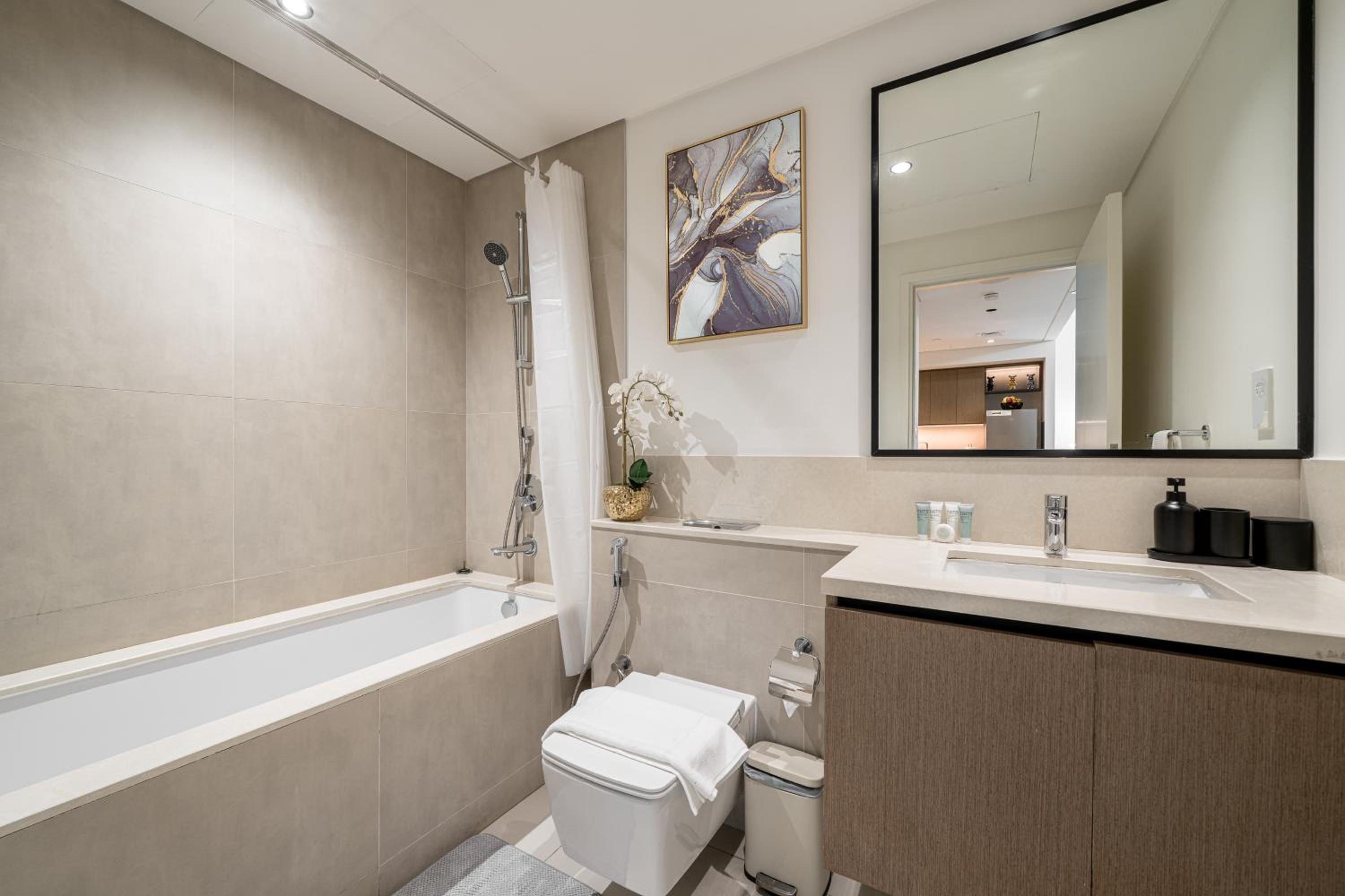 Luxury 1 Bedroom Apartment with partial Burj Khalifa View by Delujo Stays