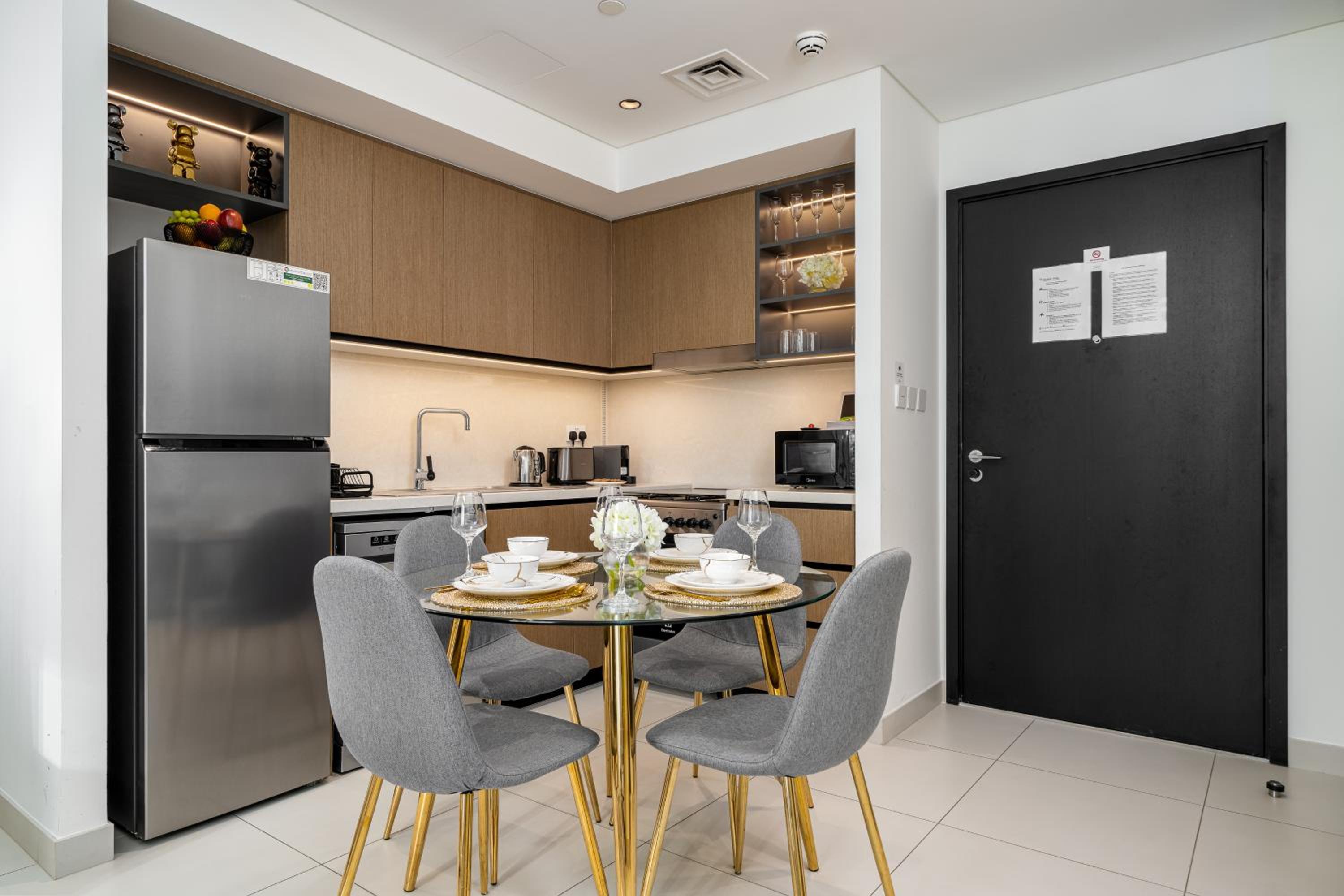 Luxury 1 Bedroom Apartment with partial Burj Khalifa View by Delujo Stays