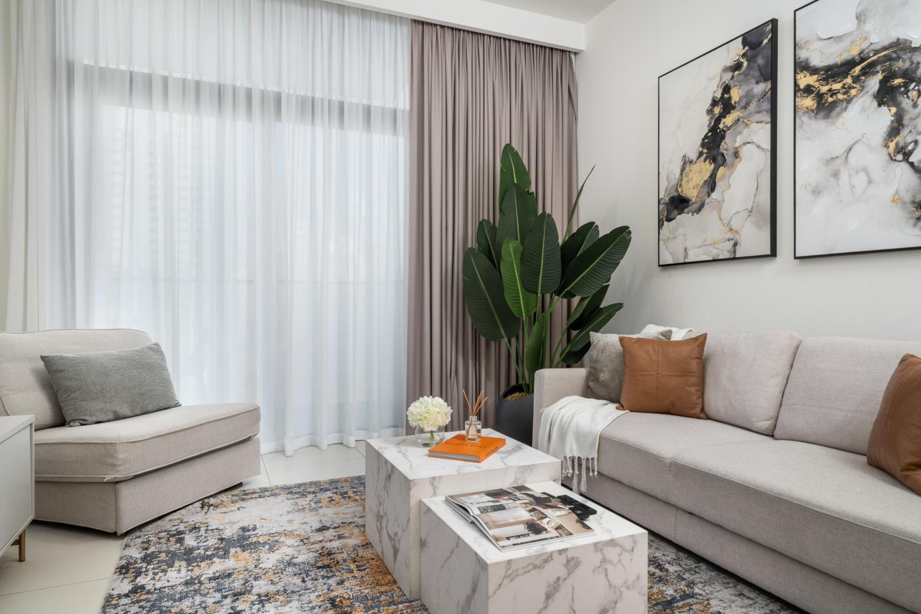 Luxury 1 Bedroom Apartment with partial Burj Khalifa View by Delujo Stays
