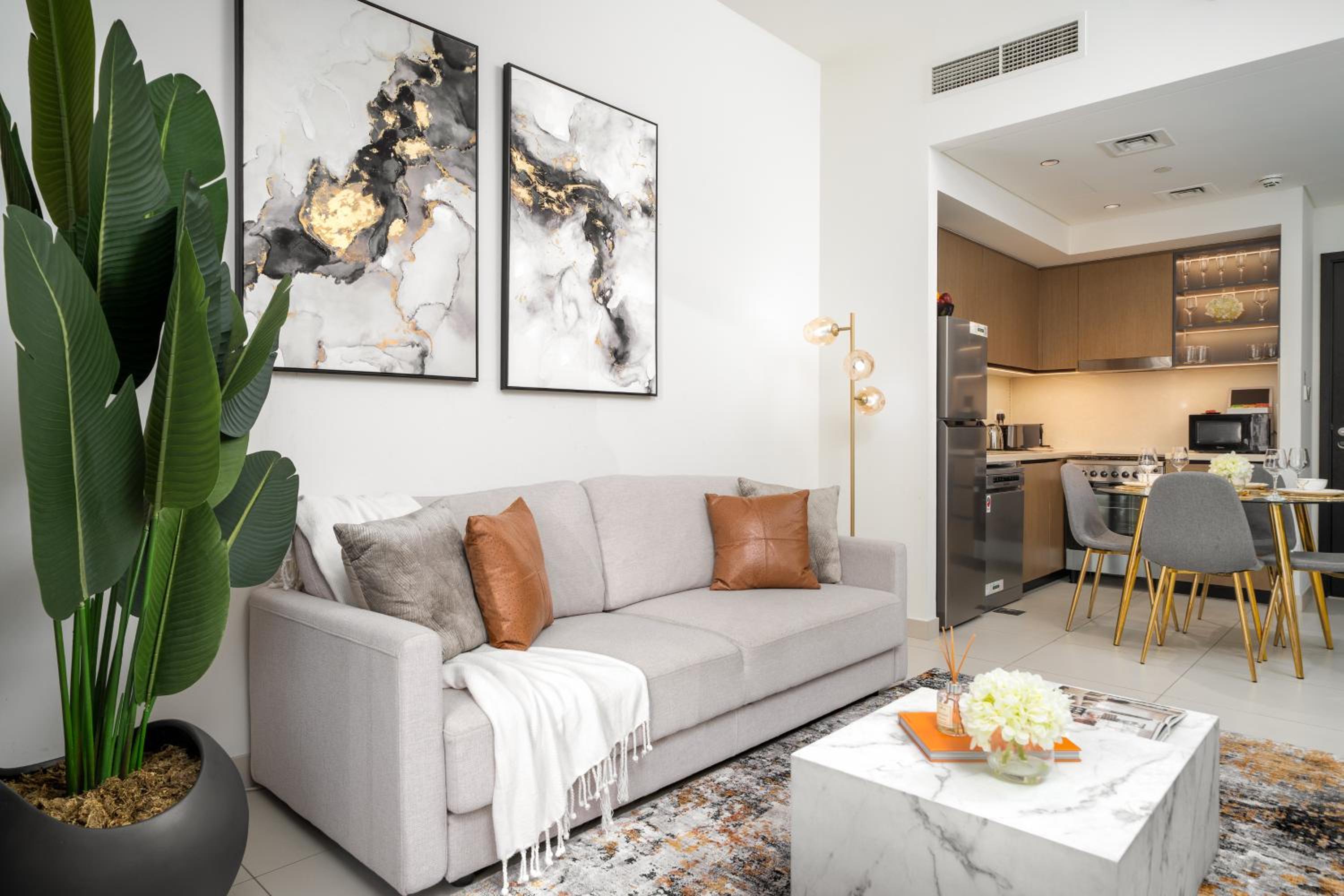 Luxury 1 Bedroom Apartment with partial Burj Khalifa View by Delujo Stays