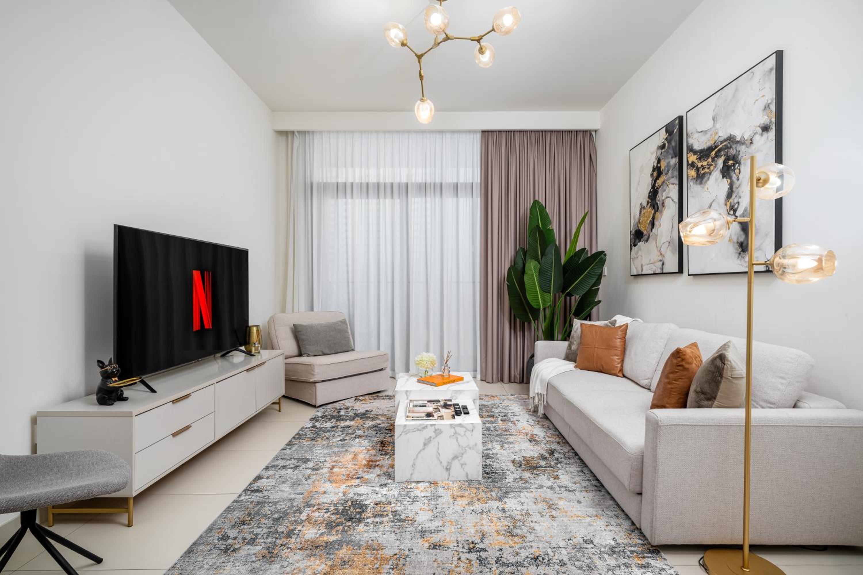 Luxury 1 Bedroom Apartment with partial Burj Khalifa View by Delujo Stays