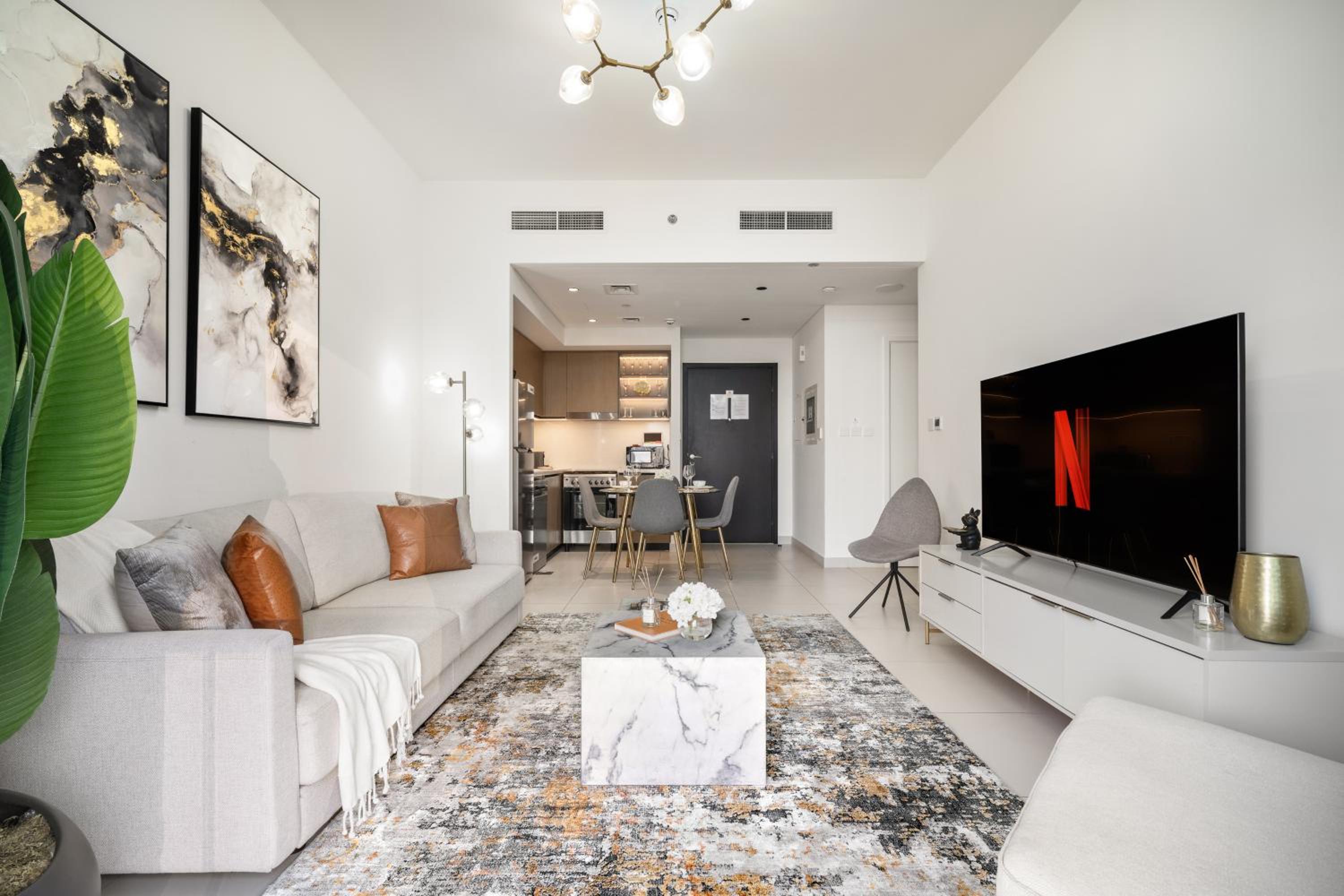Luxury 1 Bedroom Apartment with partial Burj Khalifa View by Delujo Stays