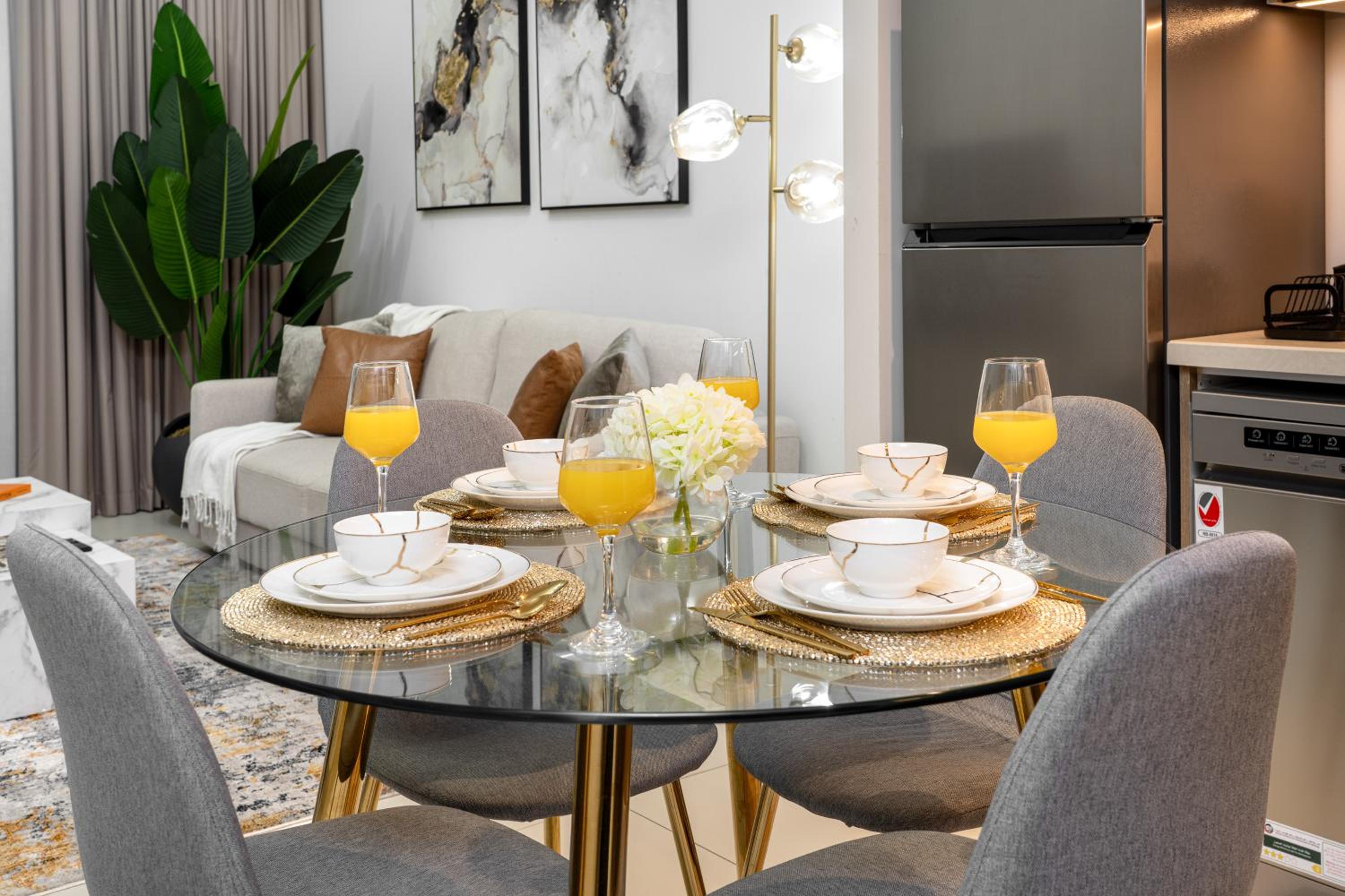 Luxury 1 Bedroom Apartment with partial Burj Khalifa View by Delujo Stays