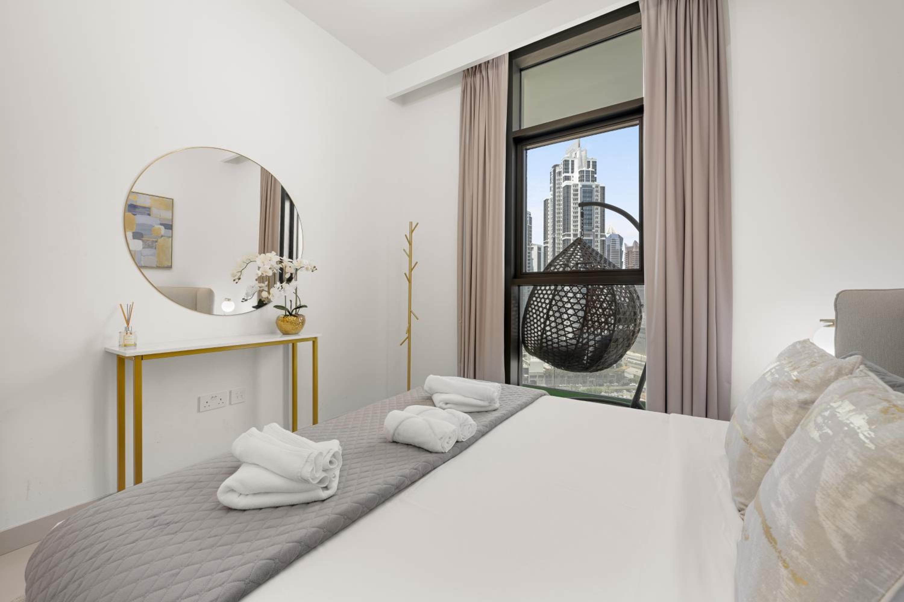 Luxury Two Bedroom Apartment with City & Pool View by Delujo Stays