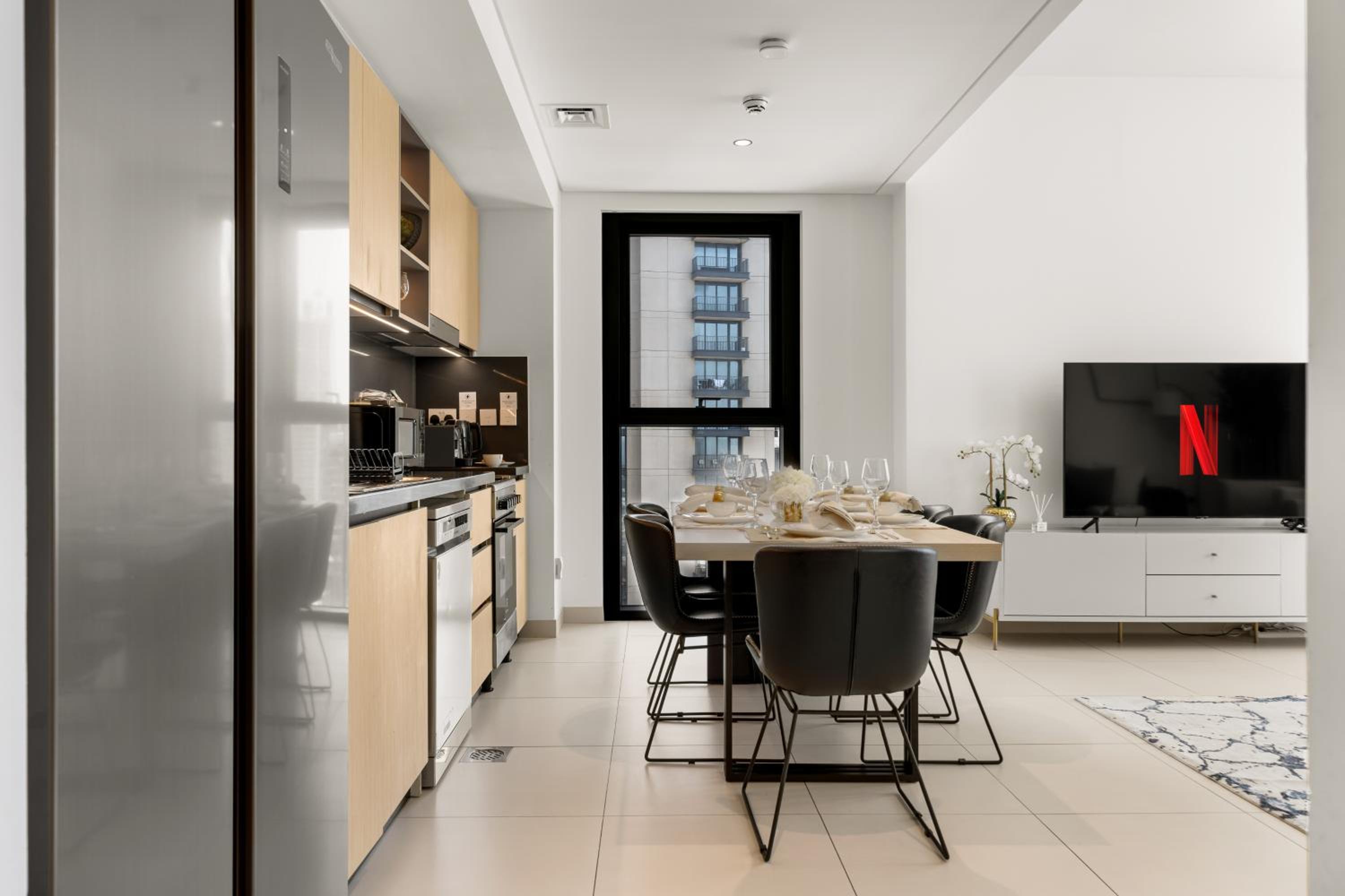 Luxury Two Bedroom Apartment with City & Pool View by Delujo Stays