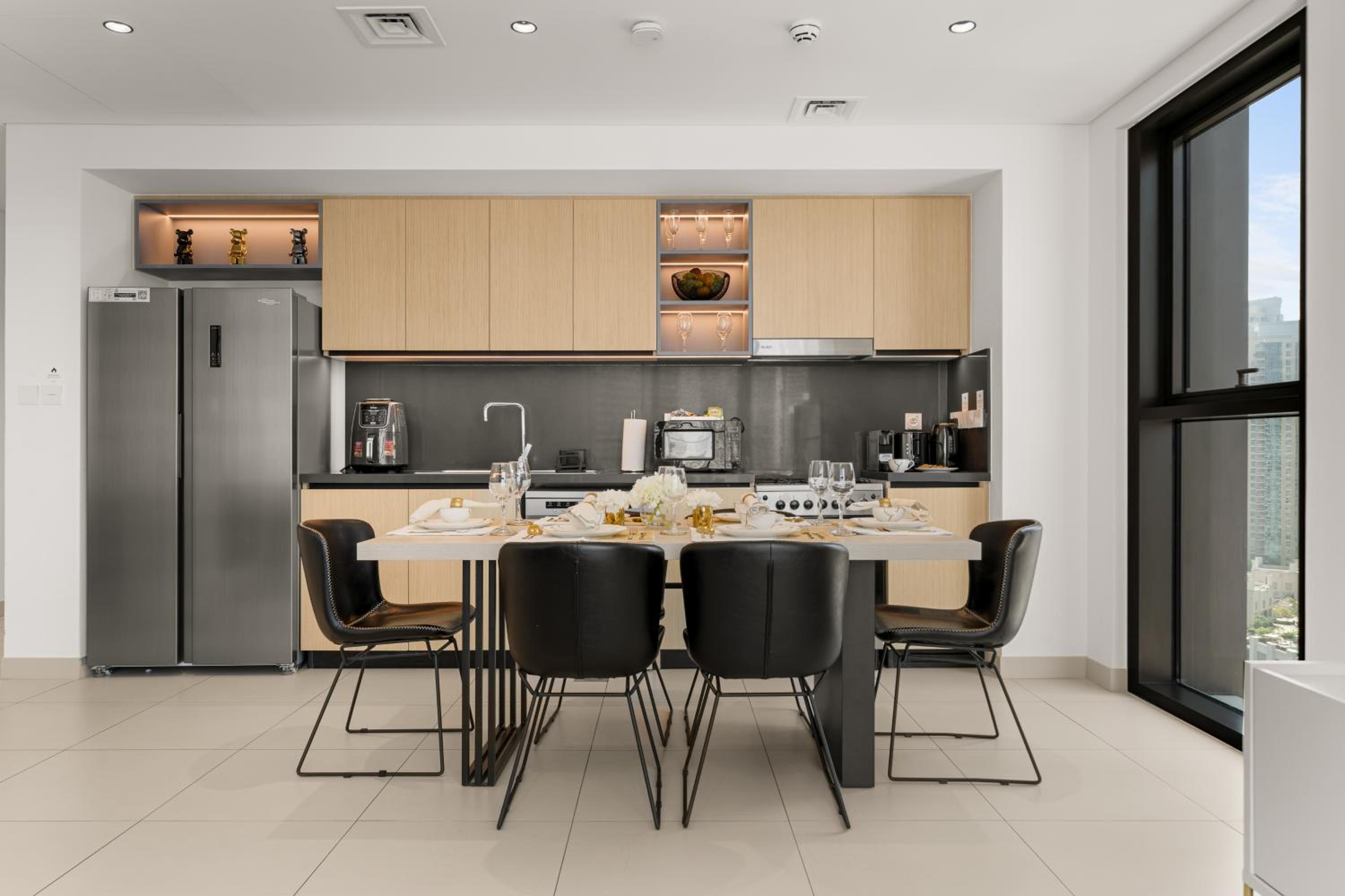 Luxury Two Bedroom Apartment with City & Pool View by Delujo Stays