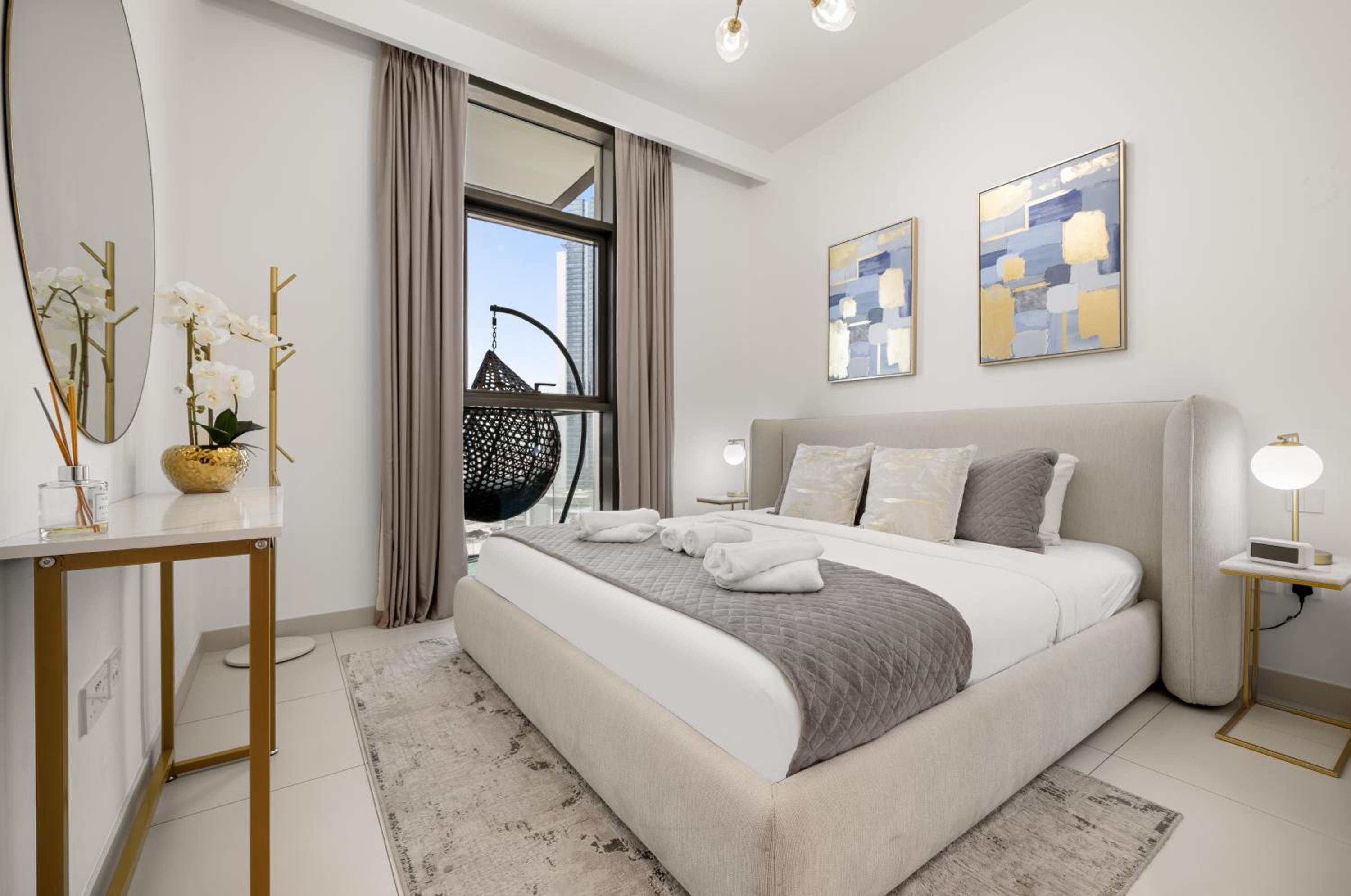 Luxury Two Bedroom Apartment with City & Pool View by Delujo Stays