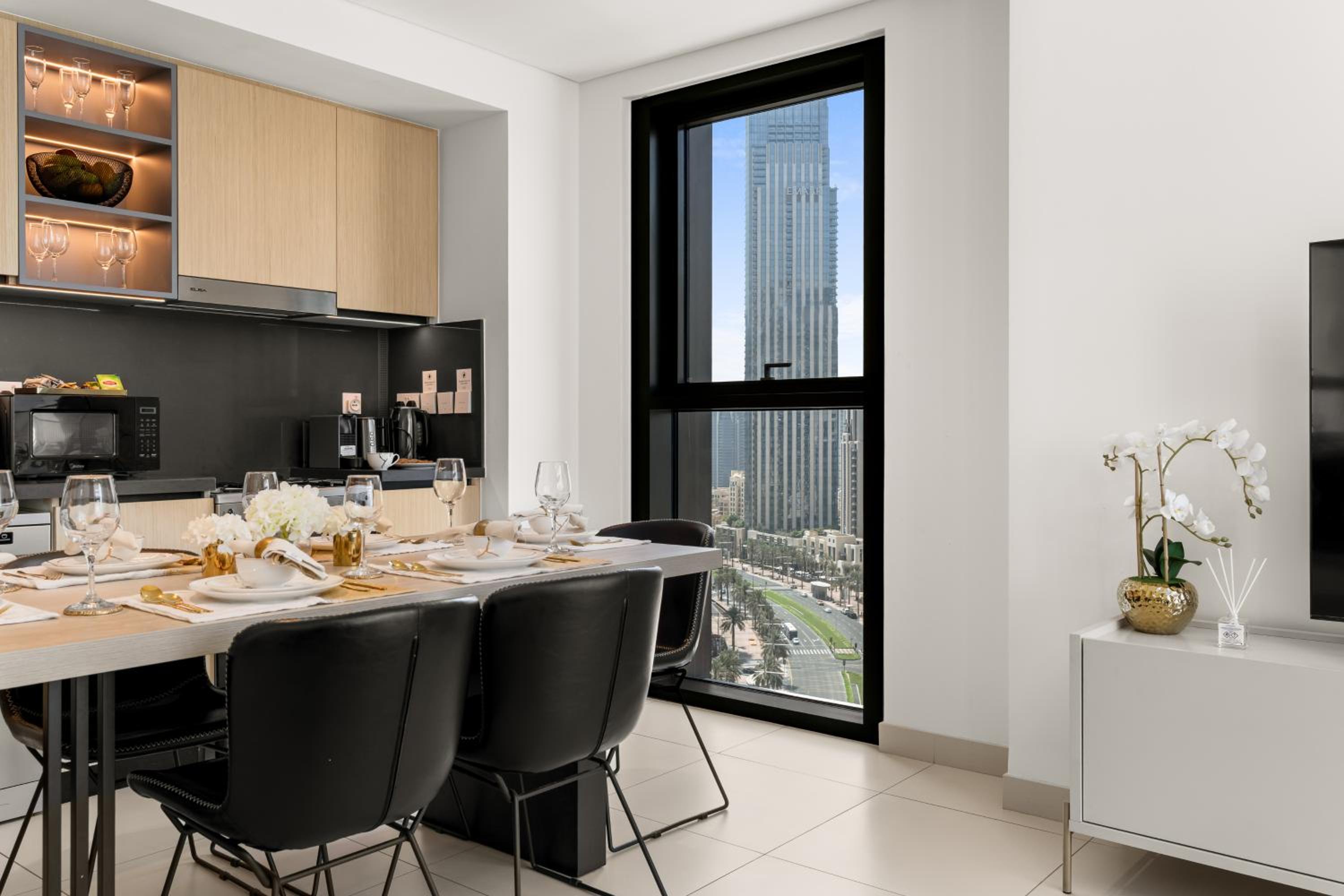 Luxury Two Bedroom Apartment with City & Pool View by Delujo Stays