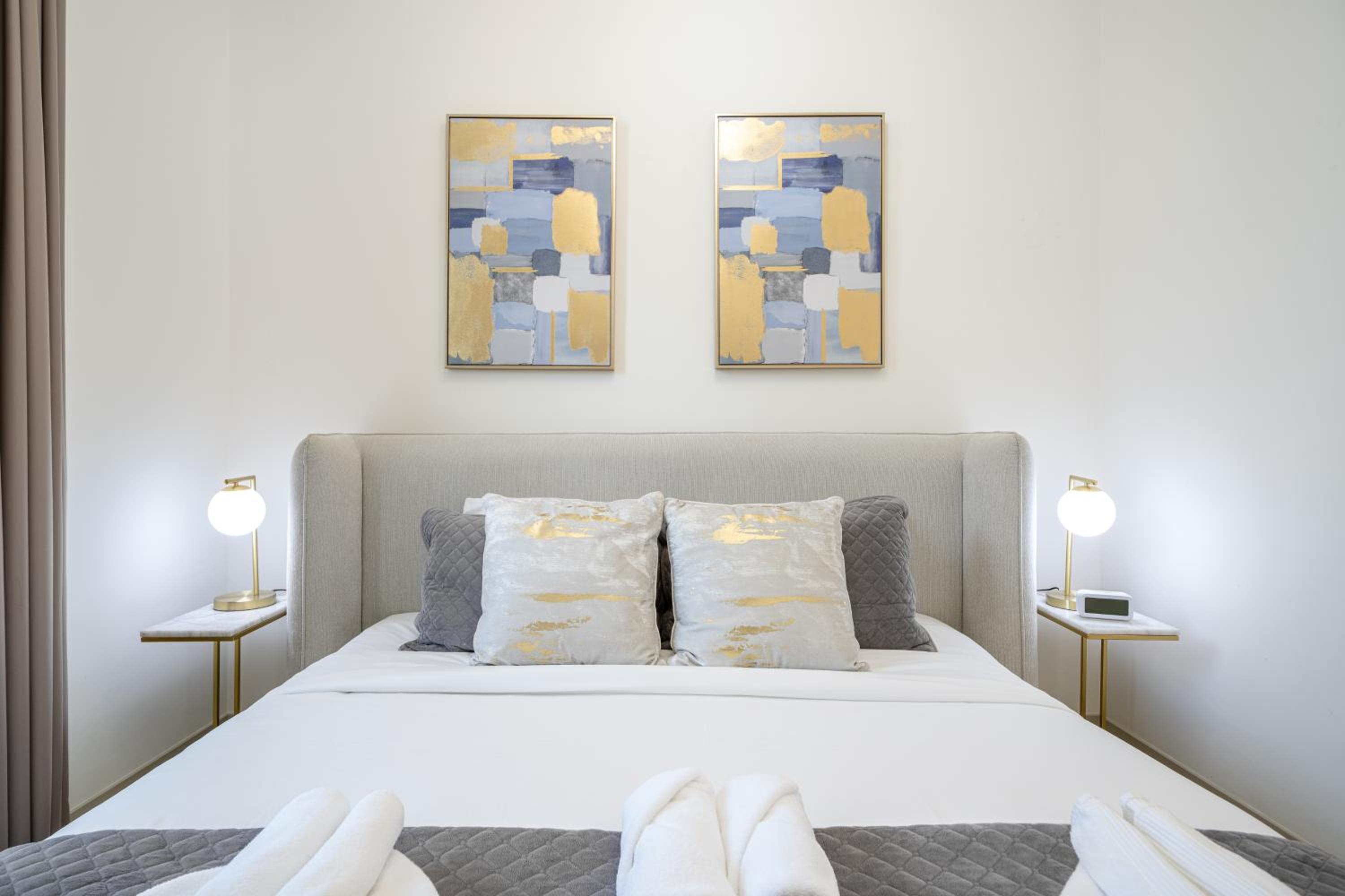 Luxury Two Bedroom Apartment with City & Pool View by Delujo Stays