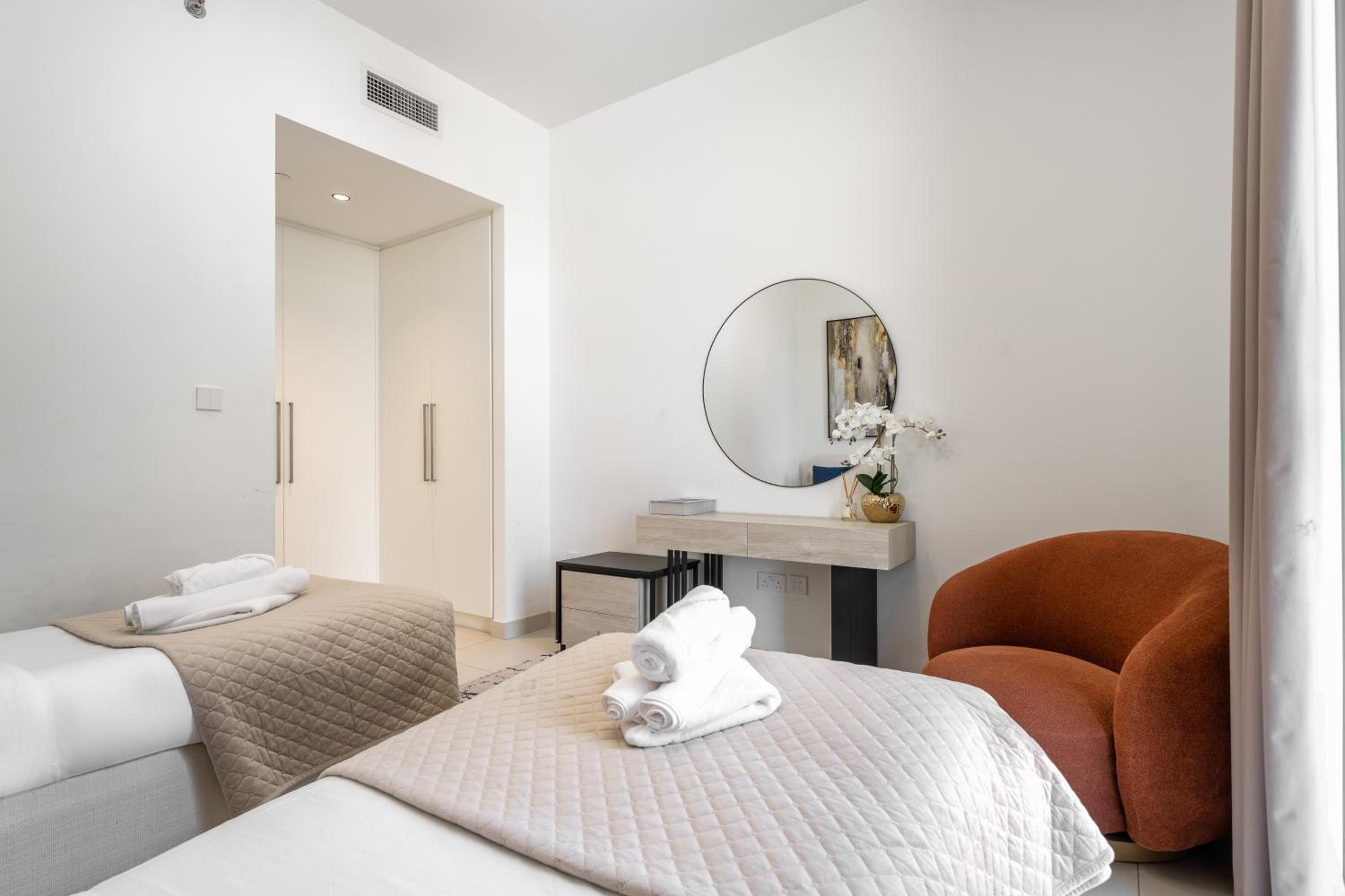 Luxury Two Bedroom Apartment with City & Pool View by Delujo Stays