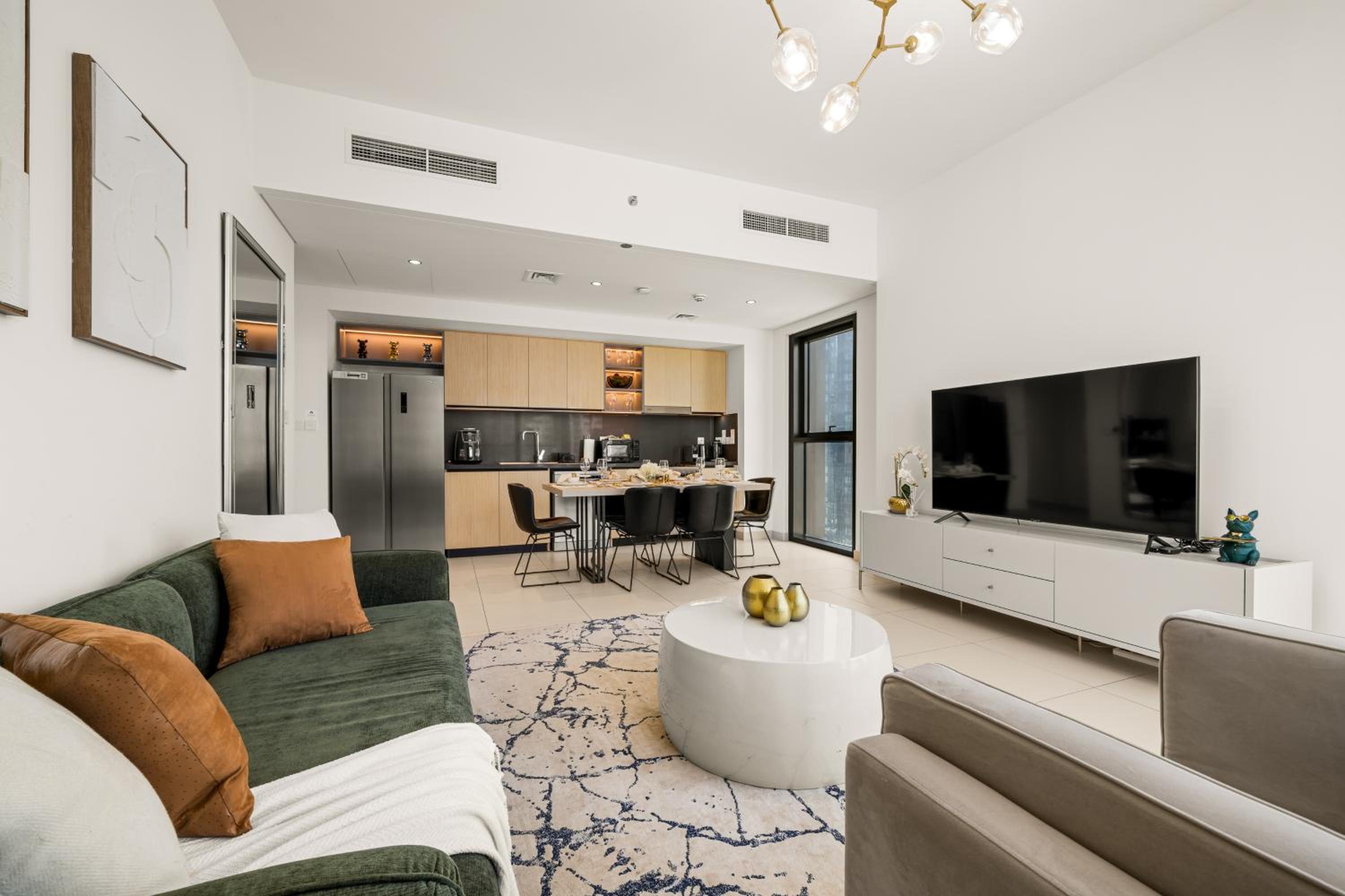 Luxury Two Bedroom Apartment with City & Pool View by Delujo Stays