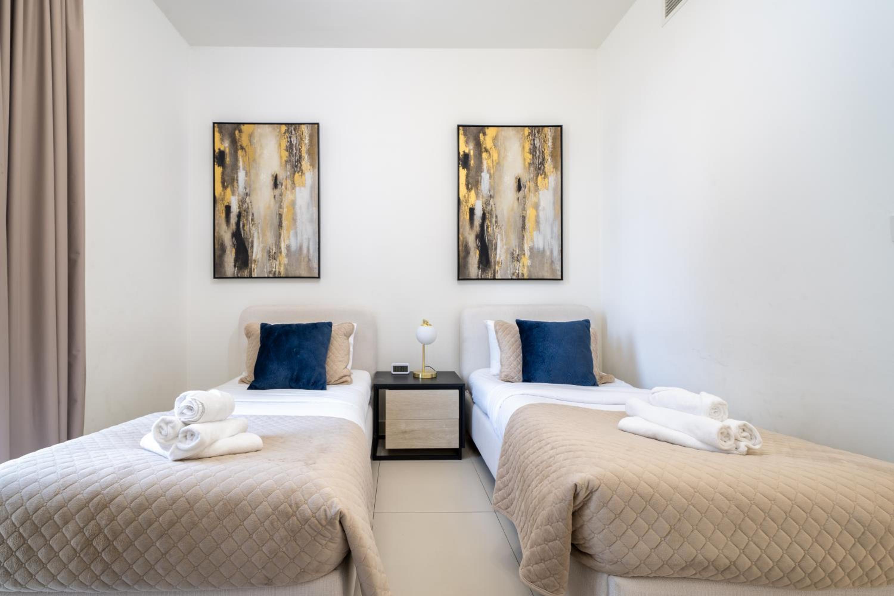Luxury Two Bedroom Apartment with City & Pool View by Delujo Stays