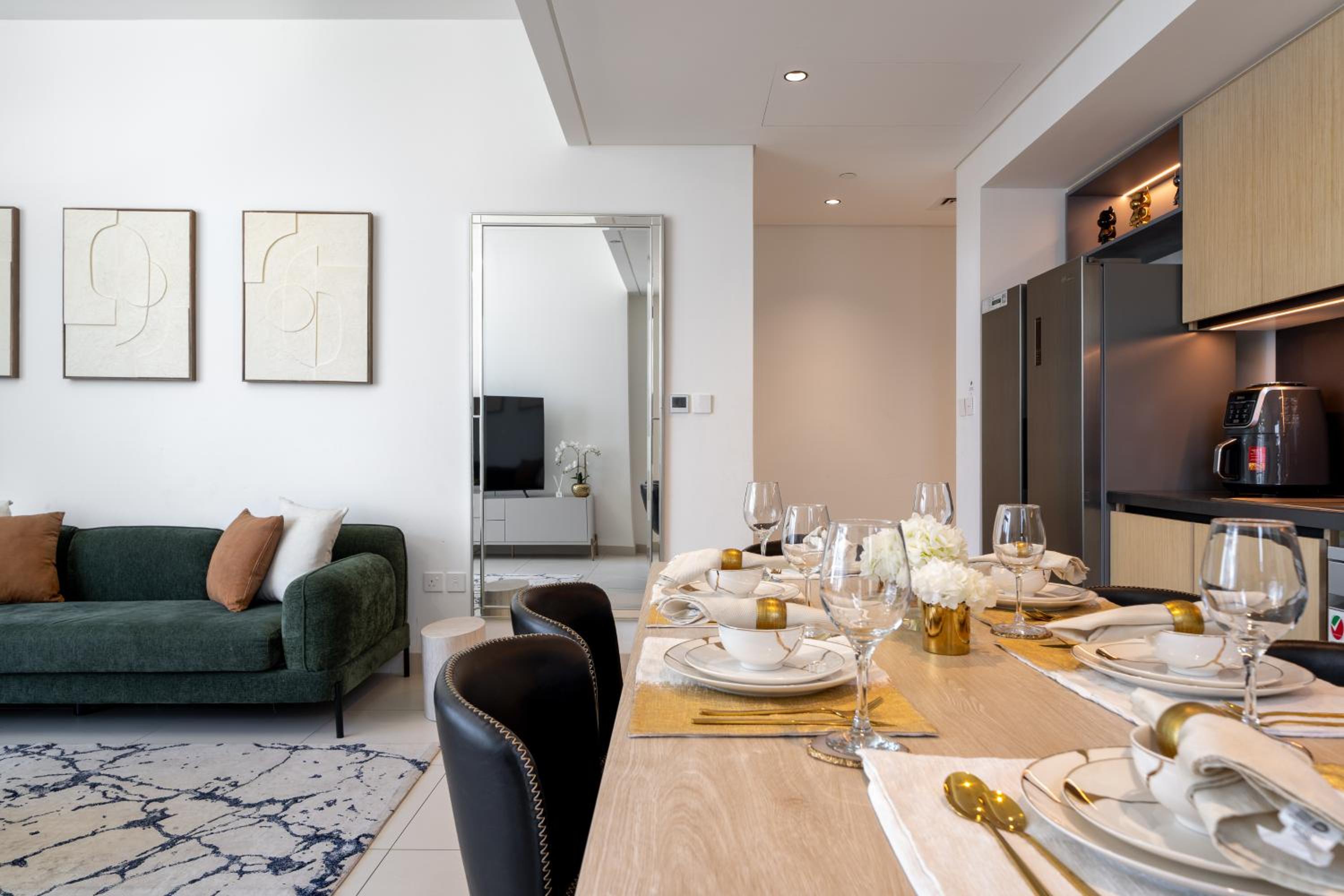 Luxury Two Bedroom Apartment with City & Pool View by Delujo Stays