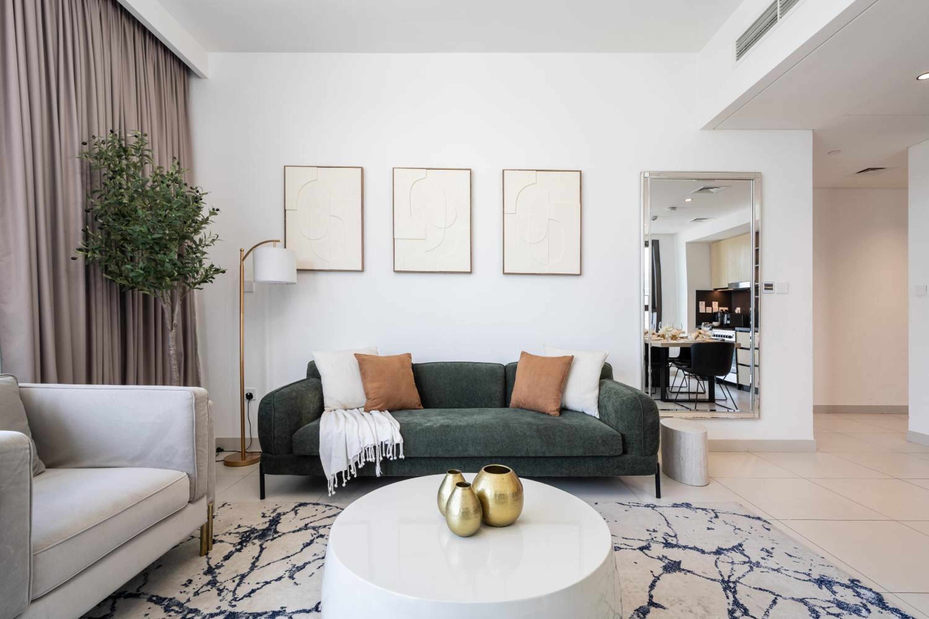 Luxury Two Bedroom Apartment with City & Pool View by Delujo Stays