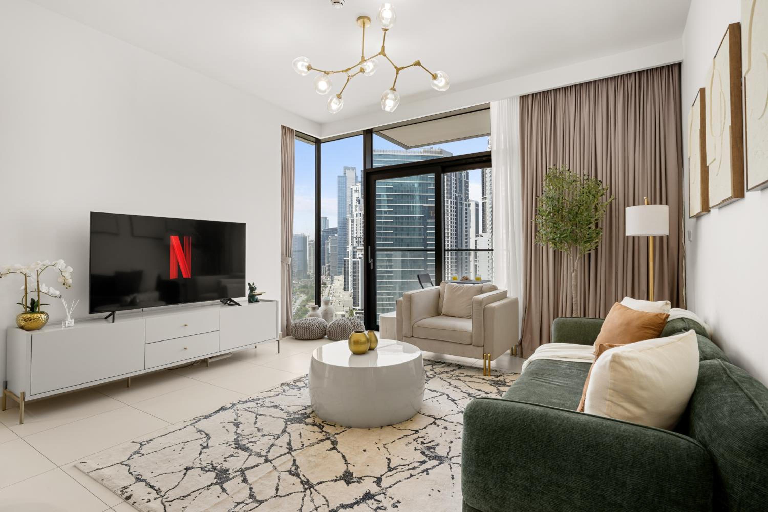 Luxury Two Bedroom Apartment with City & Pool View by Delujo Stays