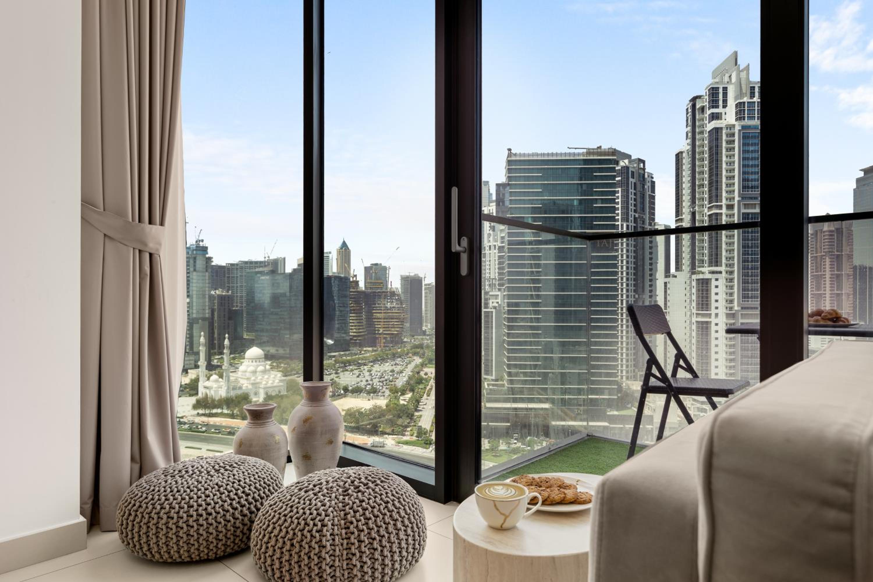 Luxury Two Bedroom Apartment with City & Pool View by Delujo Stays