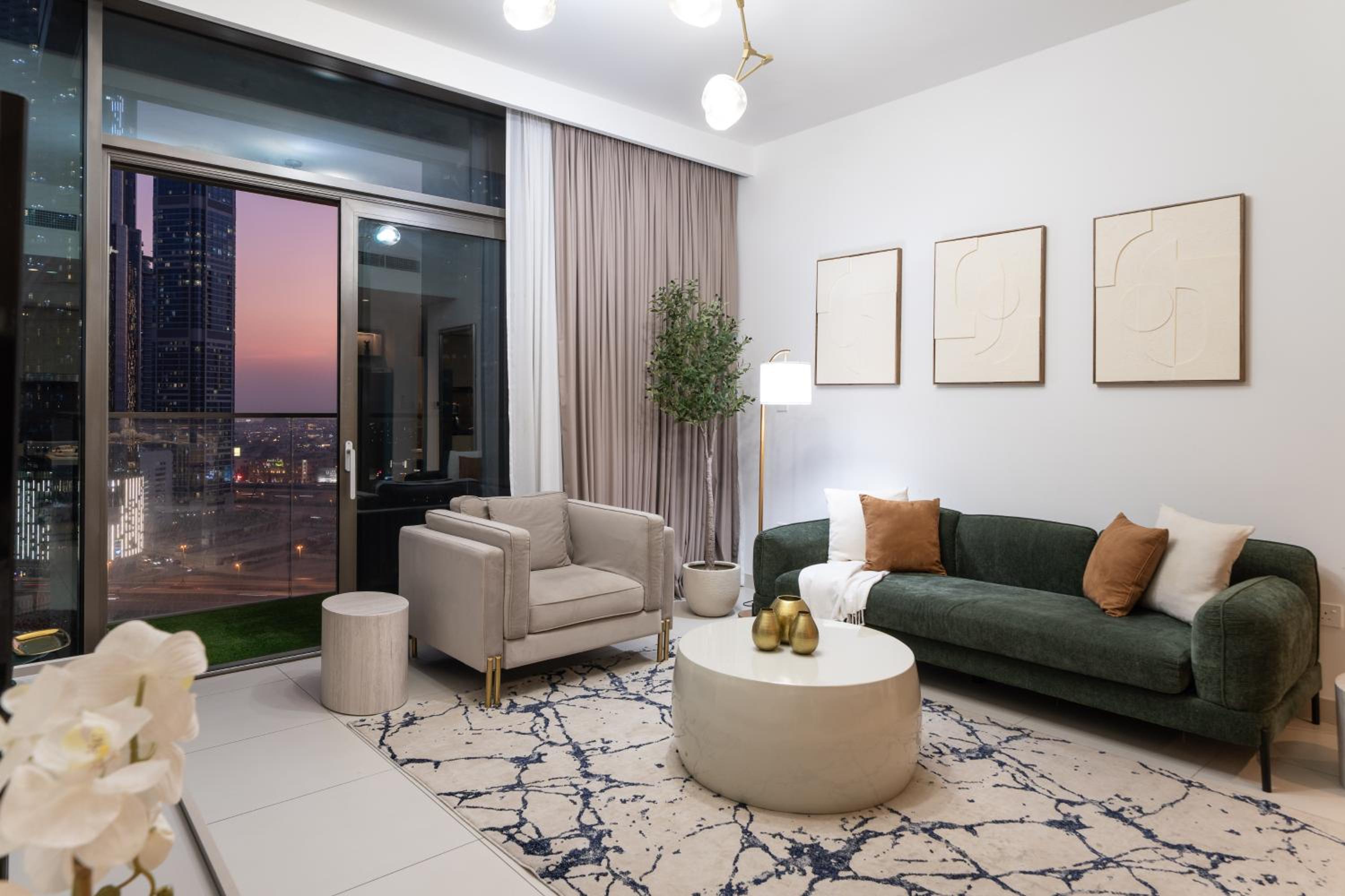 Luxury Two Bedroom Apartment with City & Pool View by Delujo Stays