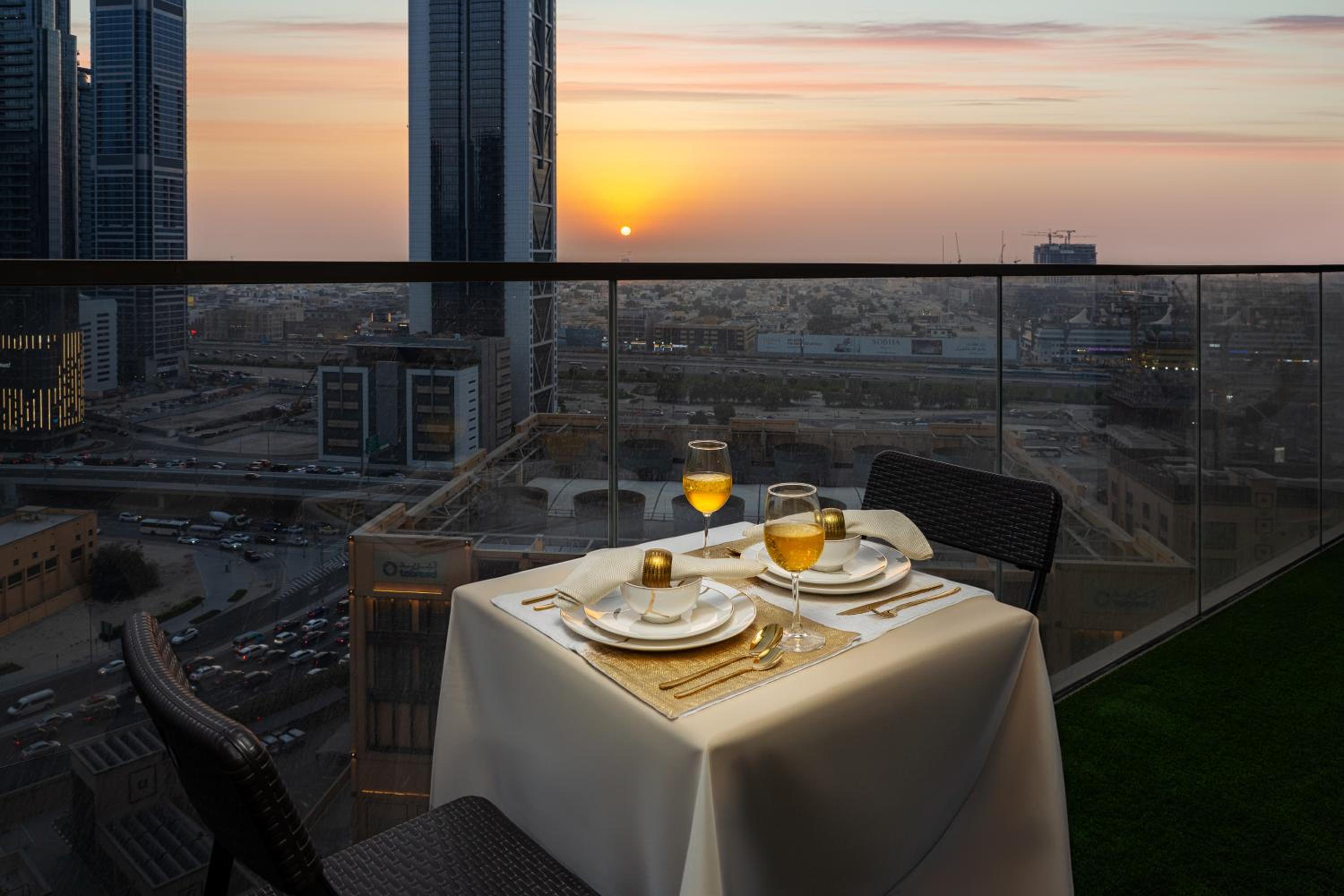 Luxury Two Bedroom Apartment with City & Pool View by Delujo Stays