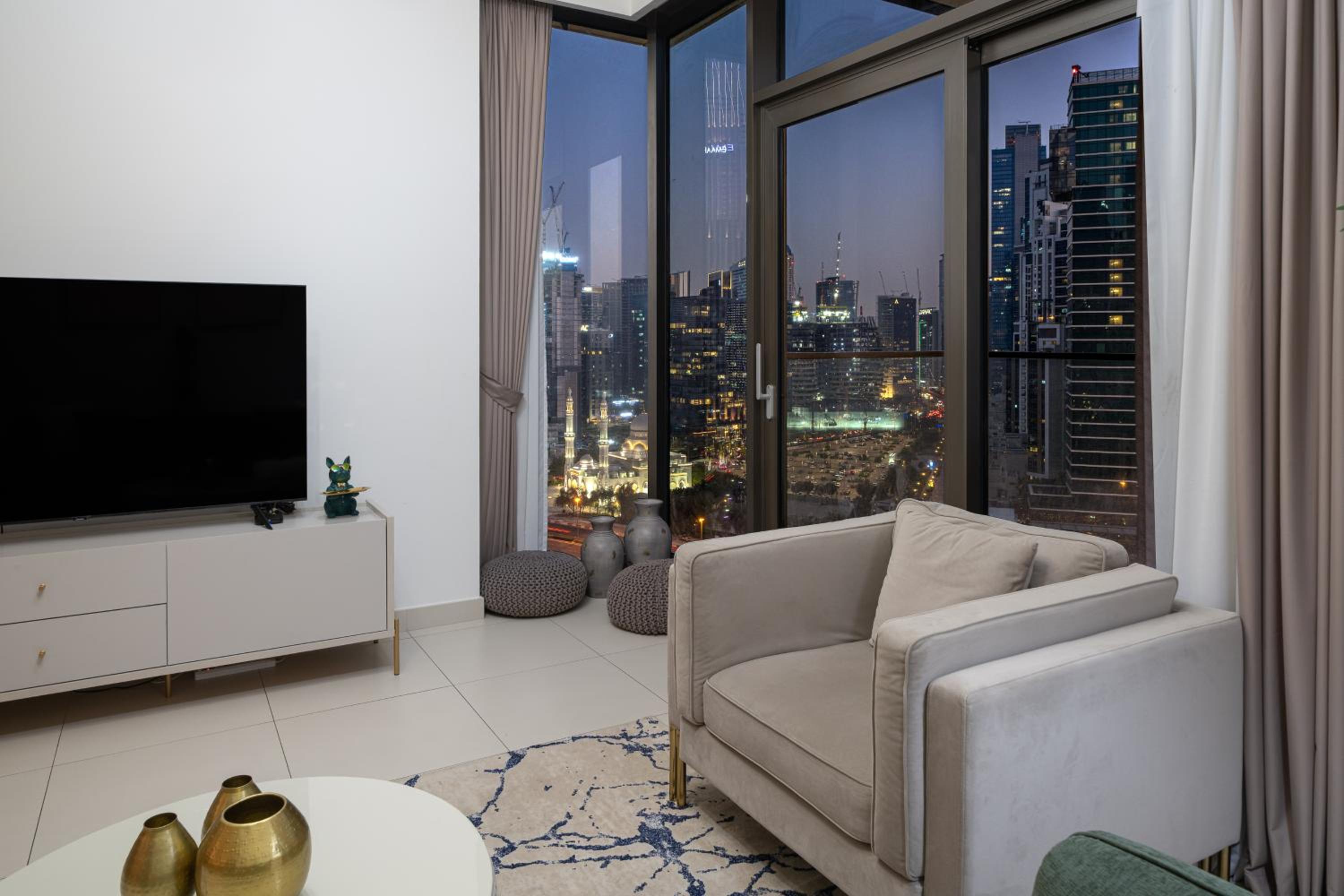 Luxury Two Bedroom Apartment with City & Pool View by Delujo Stays